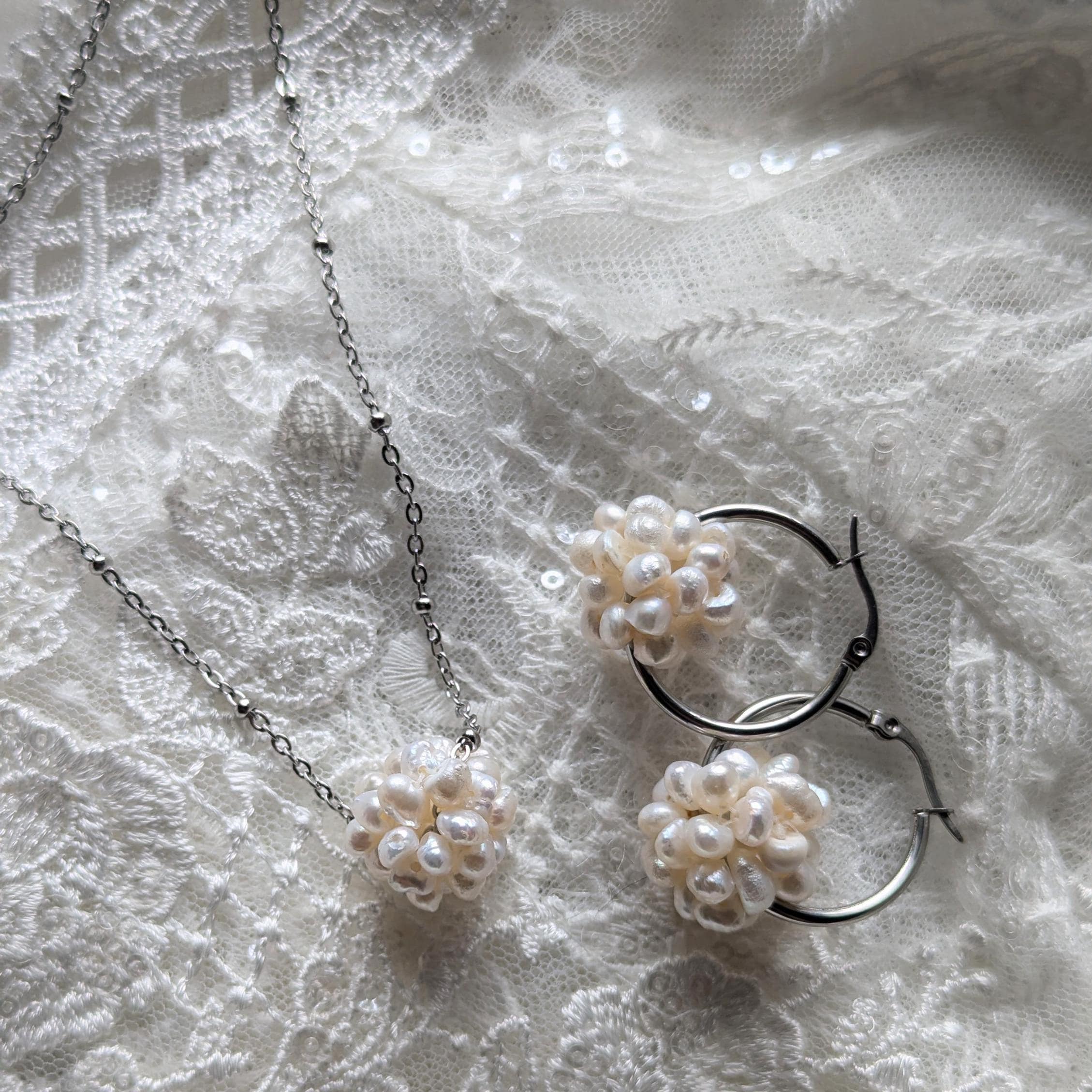 Schneeball Creolen - Edelstahl Creolen mit Ball aus Süßwasserperlen