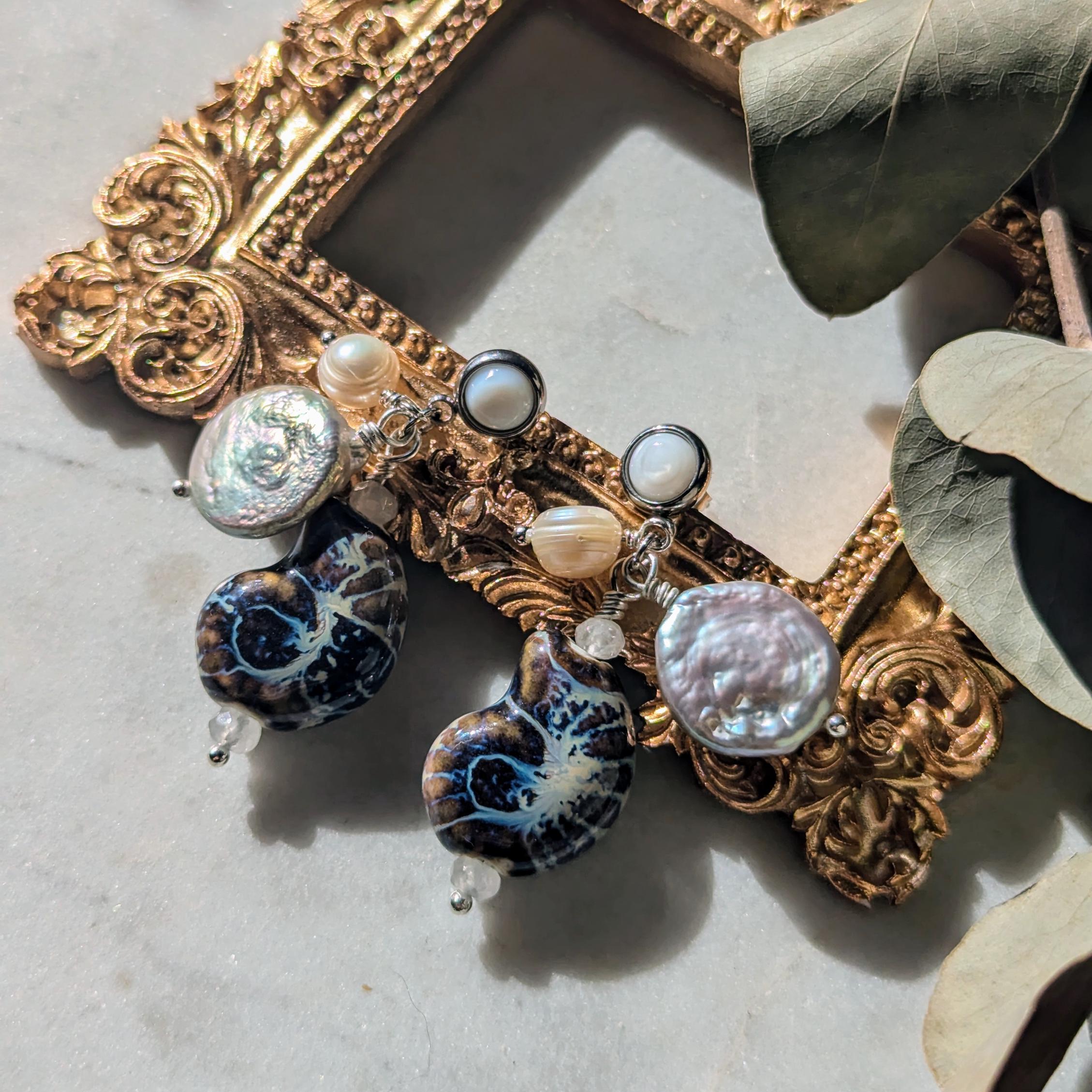 Ohrstecker "Ocean Treasure" – Perlmutt, Perlen & Keramik-Ammonit