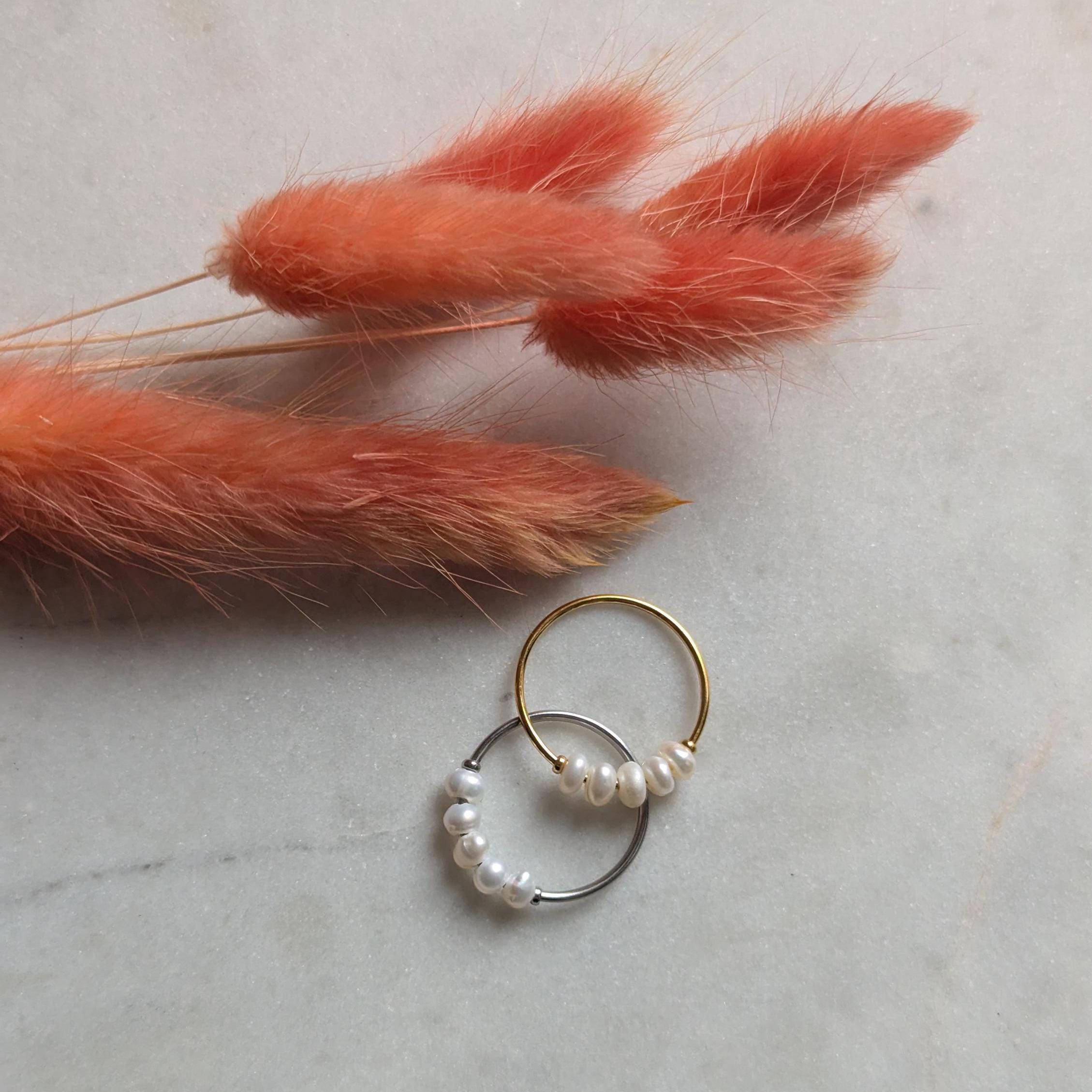 Perlenring "Sweetpea" – Edelstahl mit Süßwasserperlen