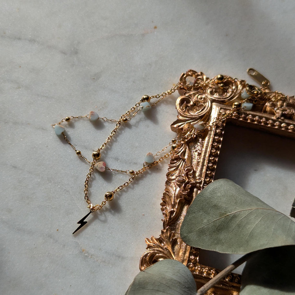 Edelstahl-Fußkettchen mit hellblauen Sediment-Herzen und kleinem Blitzanhänger – Zweistring-Optik für sommerliche Akzente