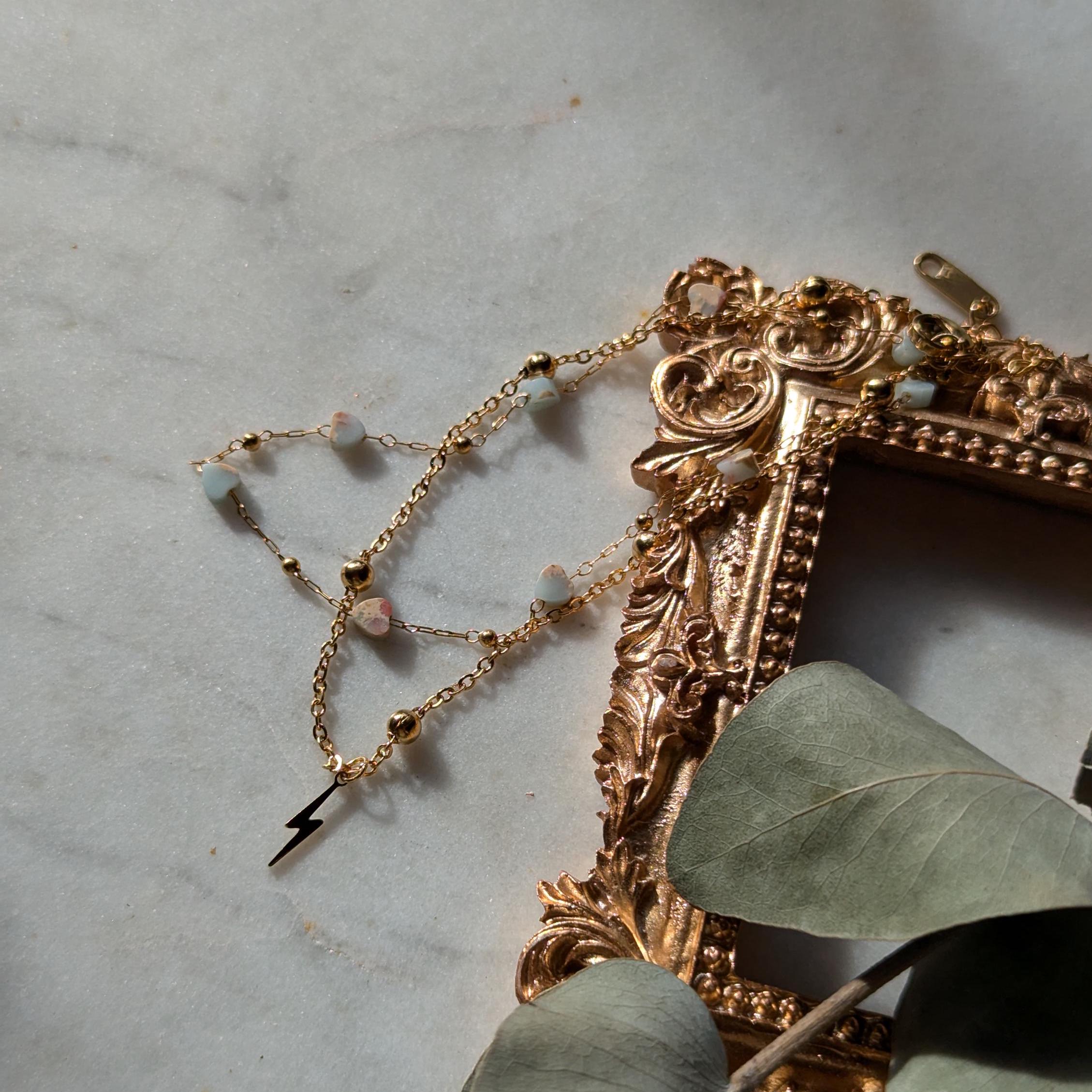 Edelstahl-Fußkettchen mit hellblauen Sediment-Herzen und kleinem Blitzanhänger – Zweistring-Optik für sommerliche Akzente