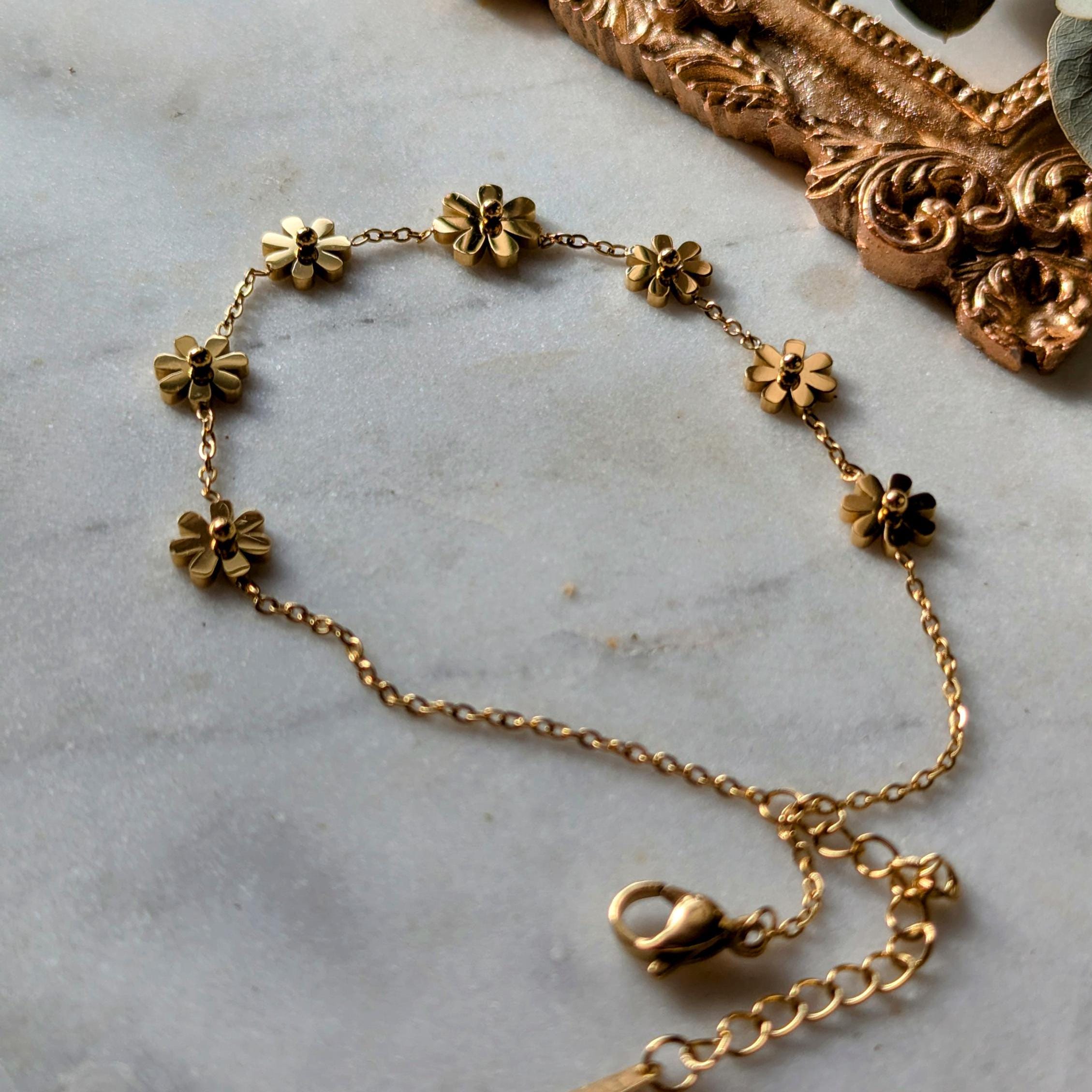Goldfarbenes Edelstahl-Fußkettchen mit filigranen Gänseblümchen – Trendiges Naturmotiv für sommerliche Looks