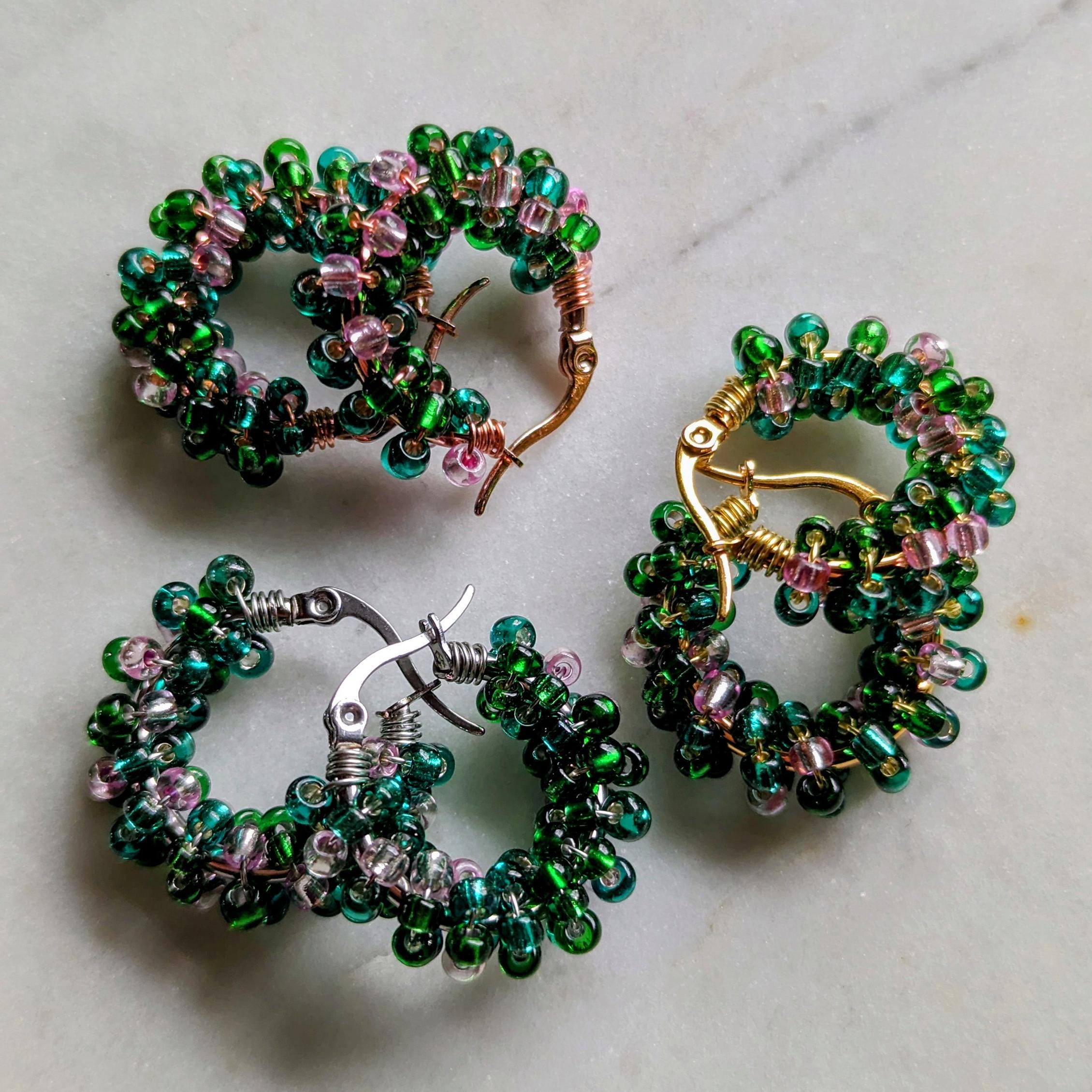 Color Wraps „Tulip“ – Edelstahl-Creolen mit grünen und rosa Rocailles-Perlen