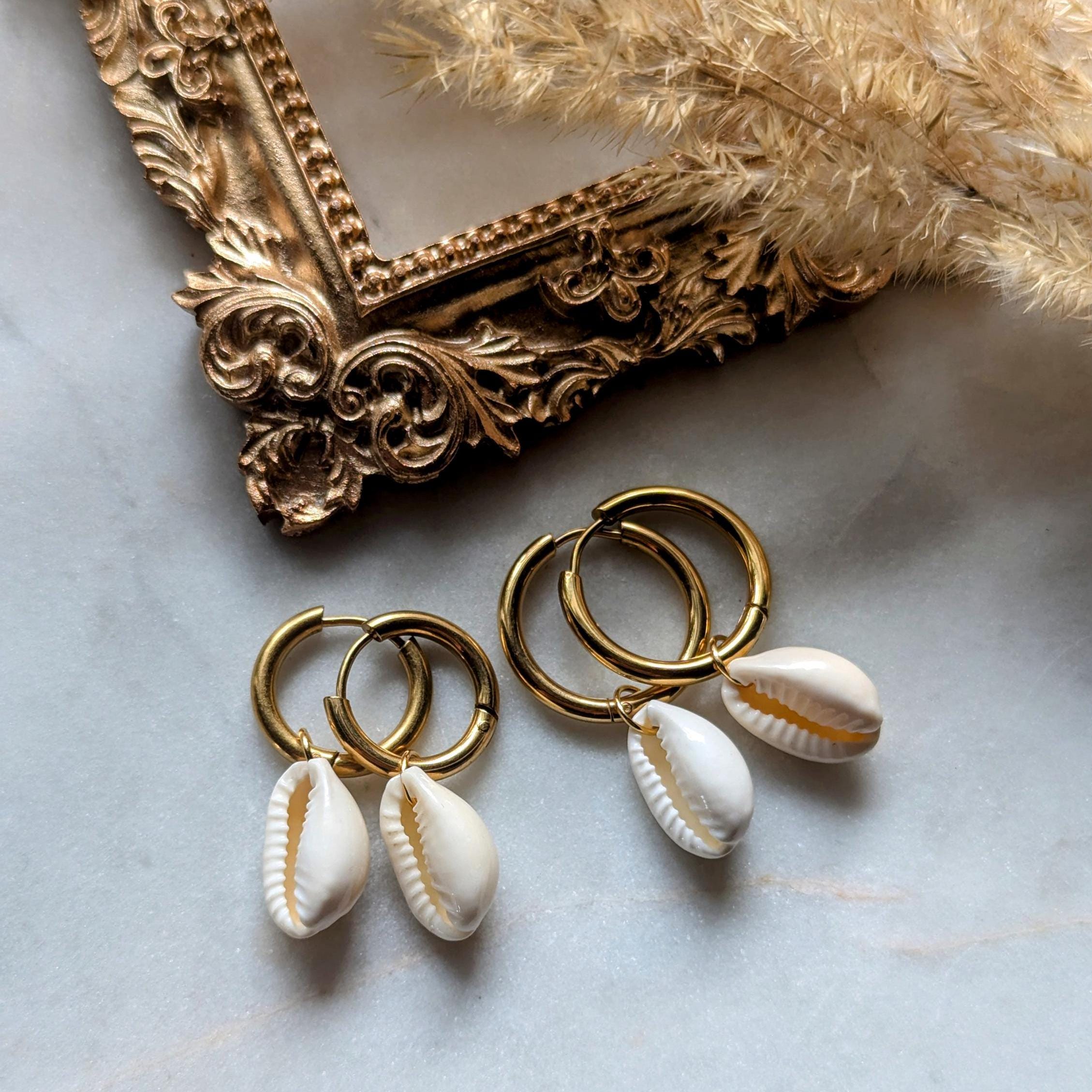 Creolen mit kleinen Kauri-Muscheln – Edelstahl-Ohrringe mit feinem Muscheldetail