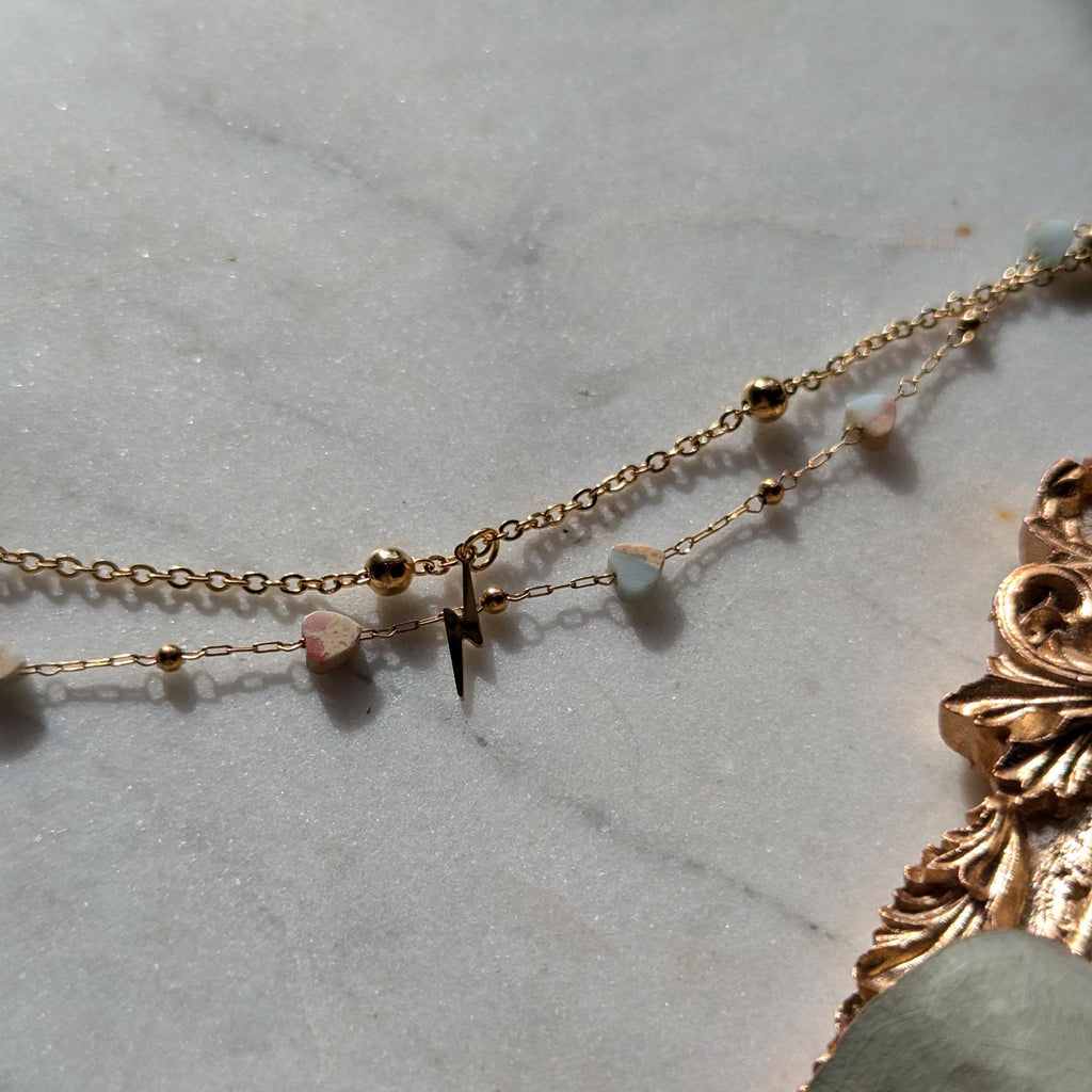 Edelstahl-Fußkettchen mit hellblauen Sediment-Herzen und kleinem Blitzanhänger – Zweistring-Optik für sommerliche Akzente