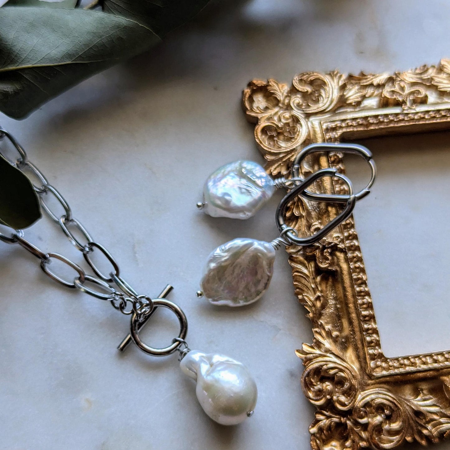 Hoop earrings with large baroque pearls