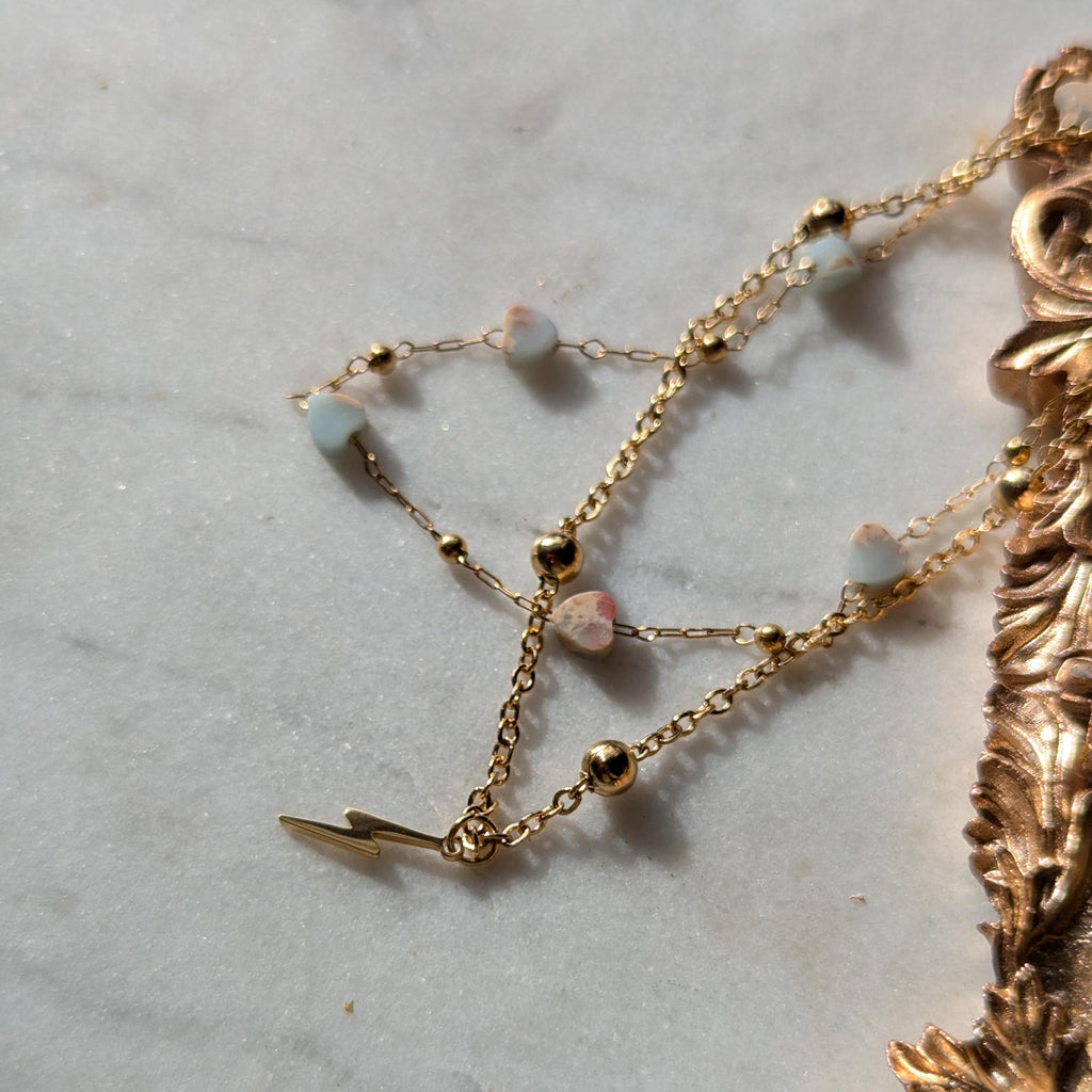 Edelstahl-Fußkettchen mit hellblauen Sediment-Herzen und kleinem Blitzanhänger – Zweistring-Optik für sommerliche Akzente