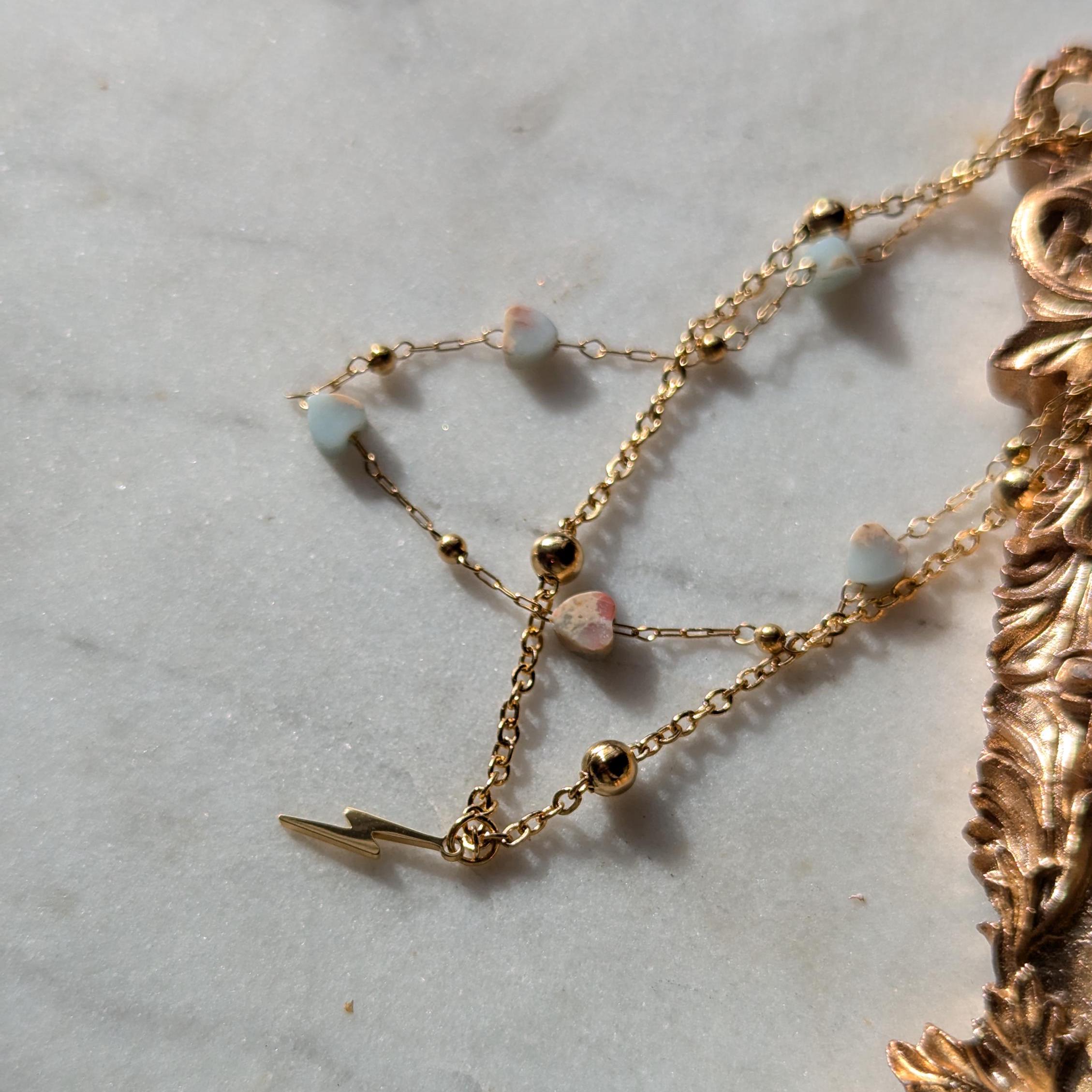 Edelstahl-Fußkettchen mit hellblauen Sediment-Herzen und kleinem Blitzanhänger – Zweistring-Optik für sommerliche Akzente