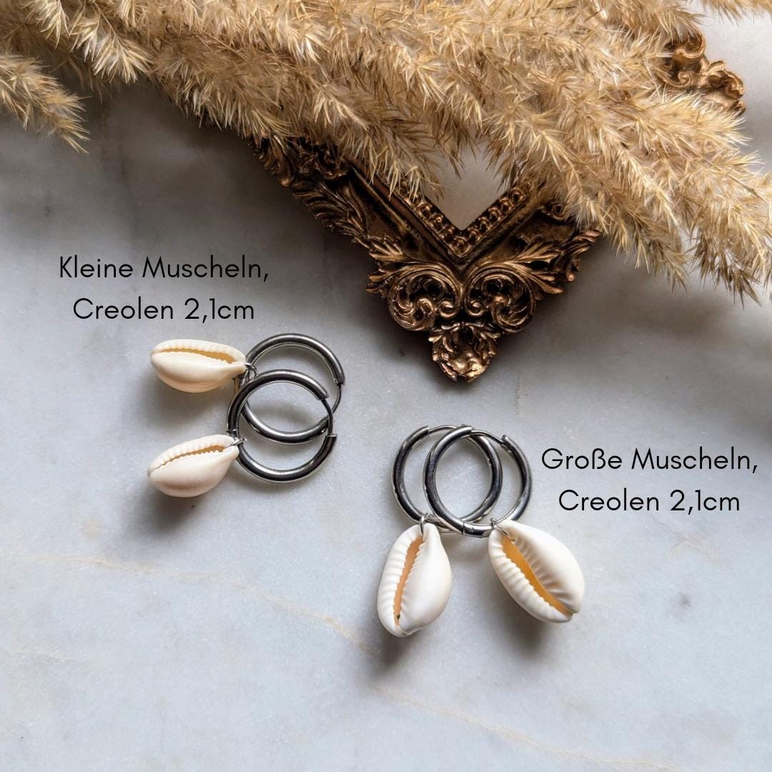 Creolen mit kleinen Kauri-Muscheln – Edelstahl-Ohrringe mit feinem Muscheldetail