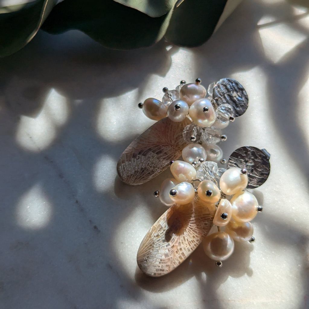 Ohrstecker "Ancient Bloom" – Fossile Koralle & Perlen (Einzelstück)