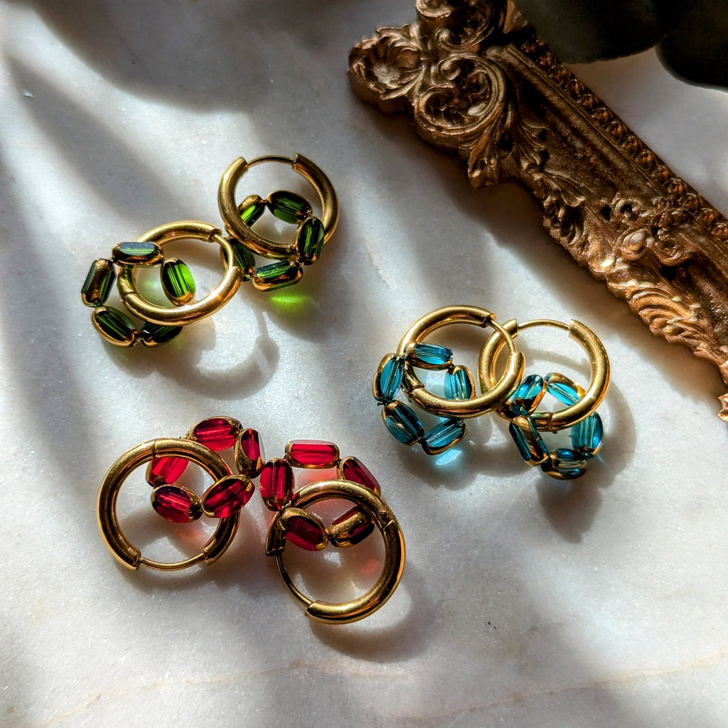 Boucles d'oreilles créoles en acier inoxydable doré avec boucle en perles de verre taillées avec bordure dorée