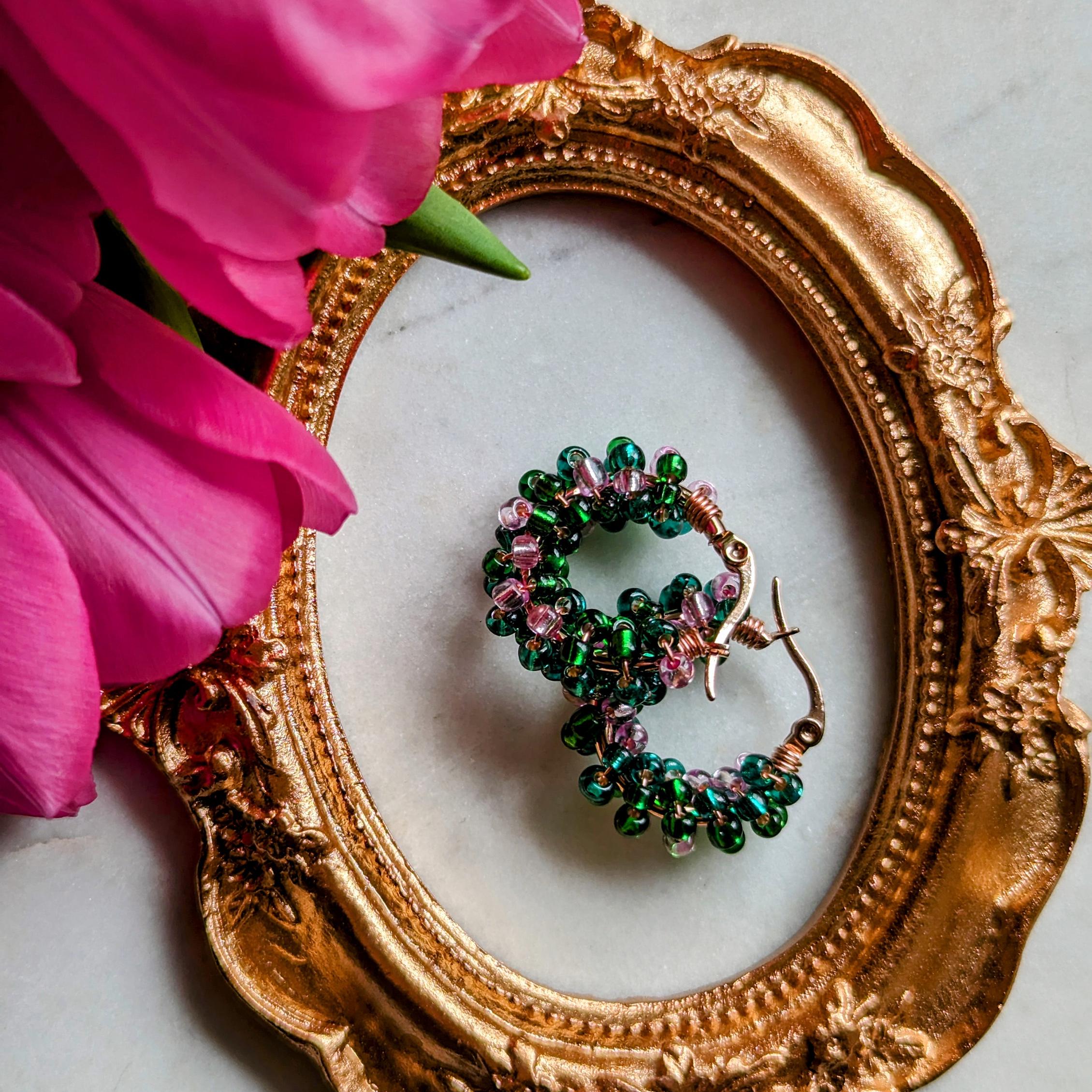 Color Wraps „Tulip“ – Edelstahl-Creolen mit grünen und rosa Rocailles-Perlen