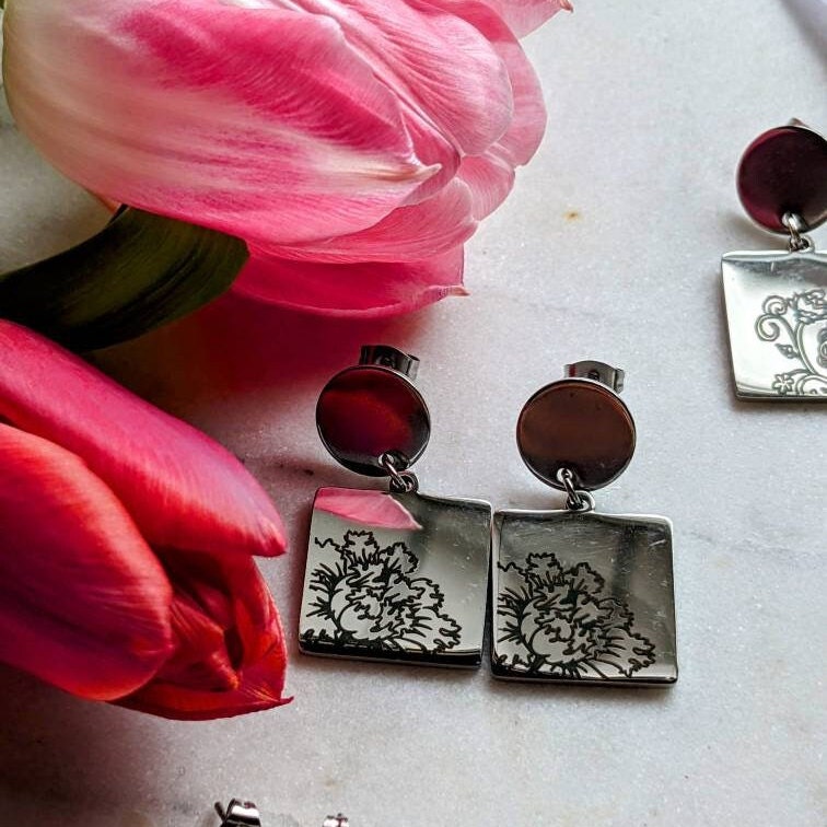 Ohrstecker "Floral Charms" – Edelstahl mit Blumenmuster
