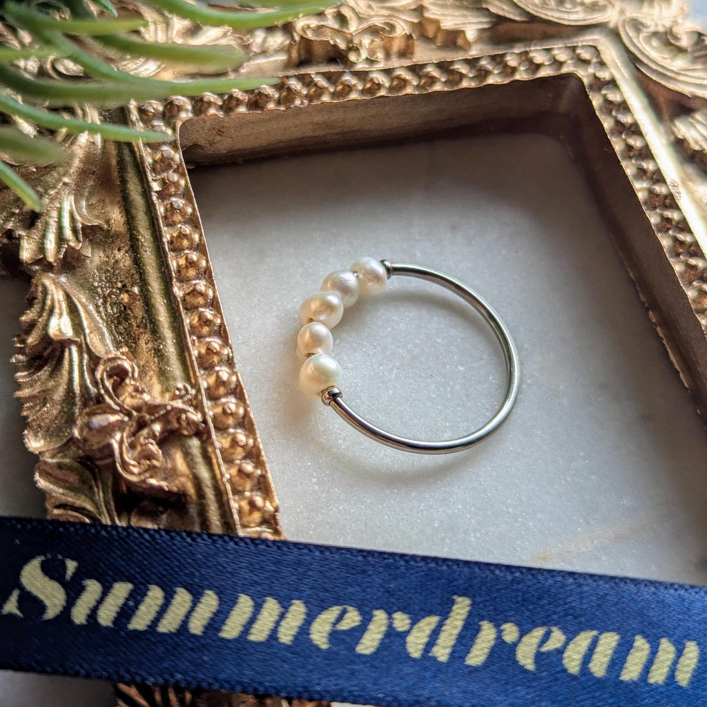 Perlenring "Sweetpea" – Edelstahl mit Süßwasserperlen