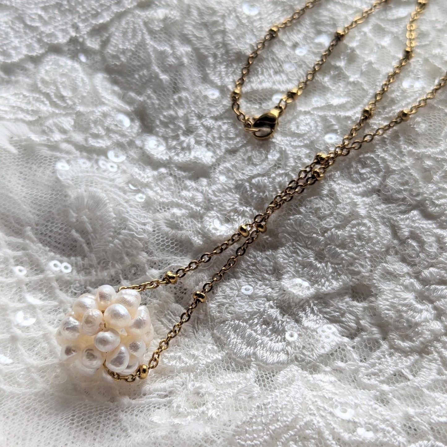 Collier boule de neige en perles d'eau douce