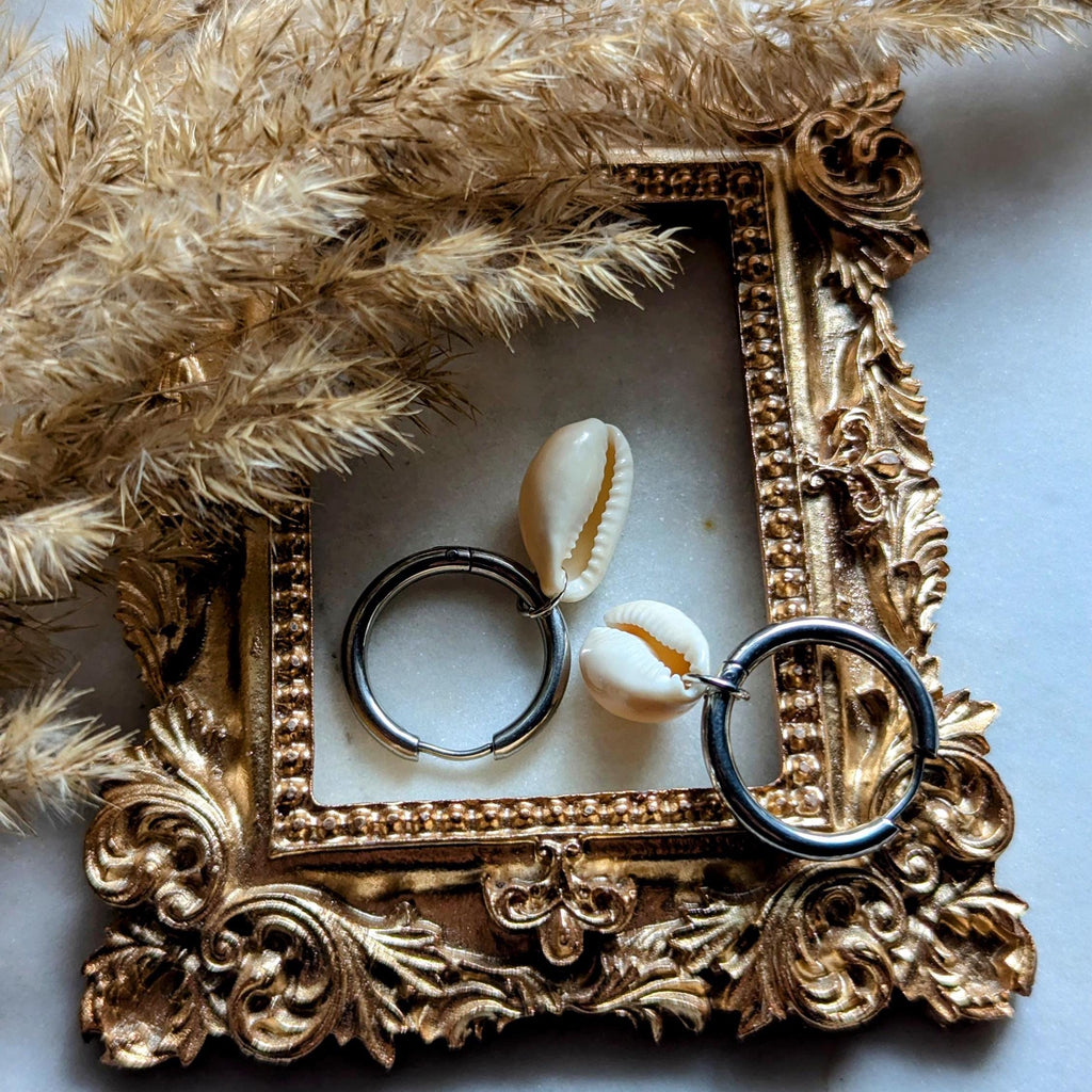 Creolen mit kleinen Kauri-Muscheln – Edelstahl-Ohrringe mit feinem Muscheldetail