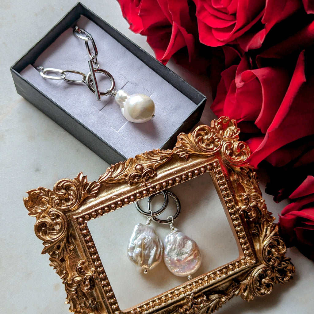 Anchor chain with toggle clasp and baroque pearl