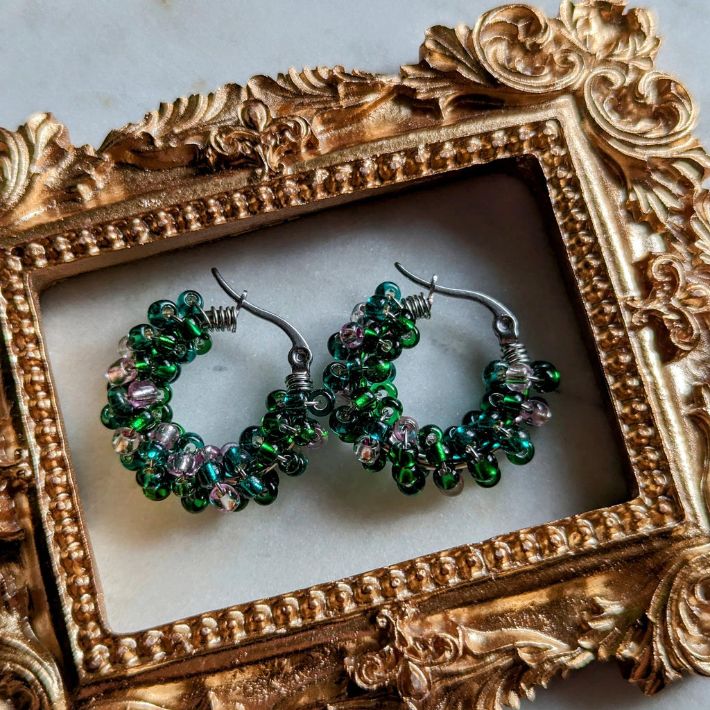 Color Wraps „Tulip“ – Edelstahl-Creolen mit grünen und rosa Rocailles-Perlen