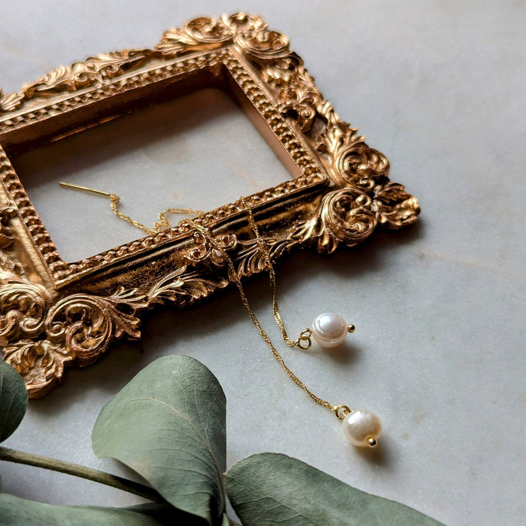 Fadenohrringe "Singapore Glow" – Goldene Messing-Kette & Süßwasserperlen