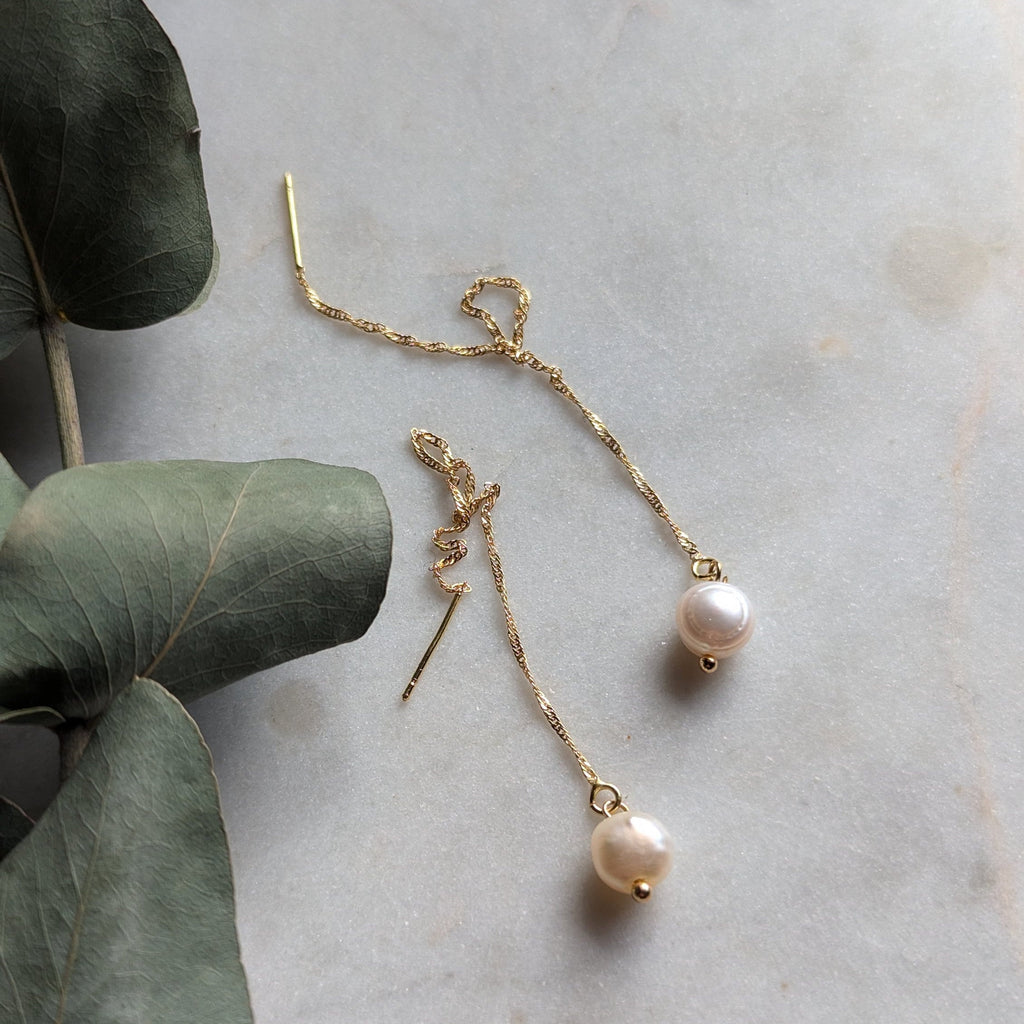 Fadenohrringe "Singapore Glow" – Goldene Messing-Kette & Süßwasserperlen