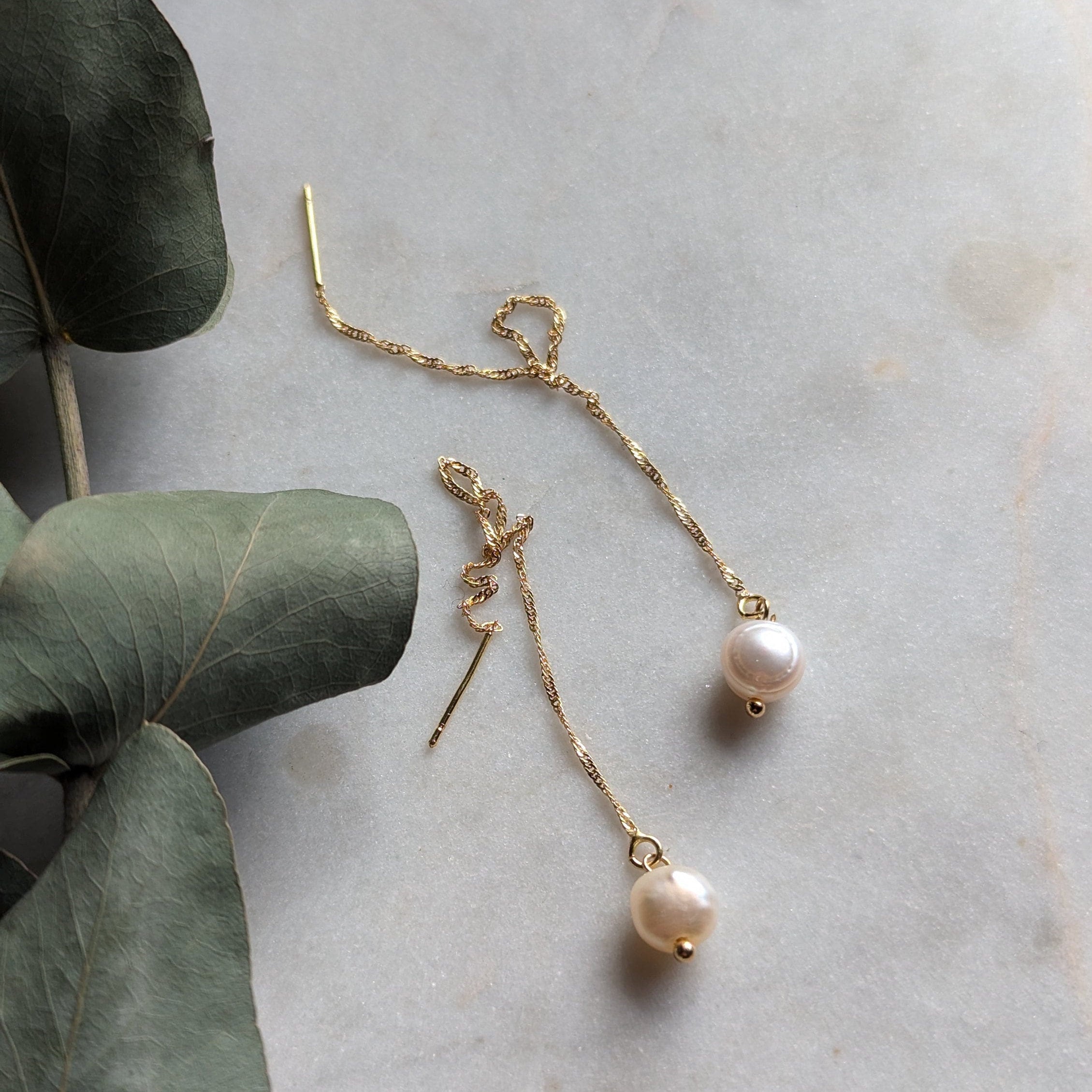 Fadenohrringe "Singapore Glow" – Goldene Messing-Kette & Süßwasserperlen