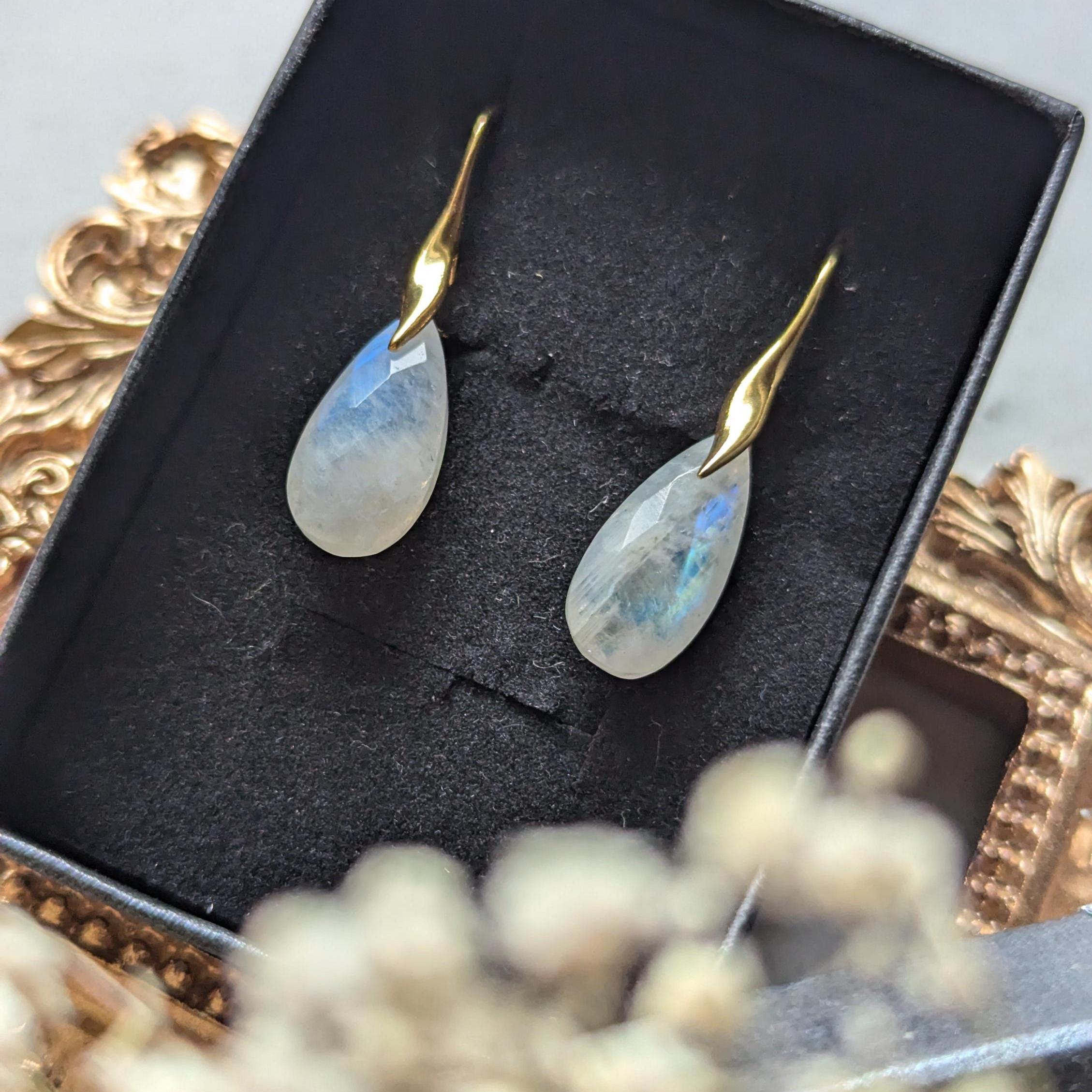 Ohrhänger aus Mondstein mit Haken aus 925ger Silber