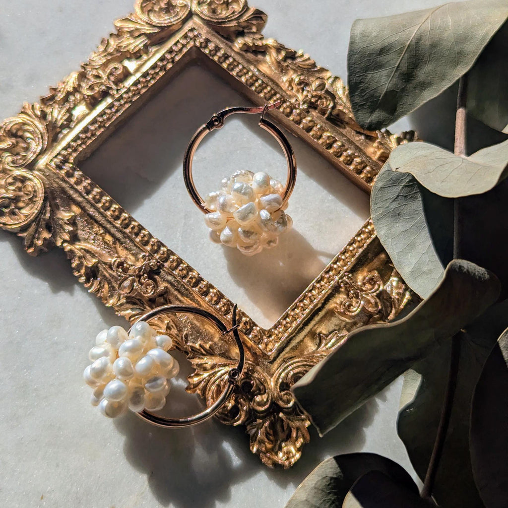 Schneeball Creolen - Edelstahl Creolen mit Ball aus Süßwasserperlen