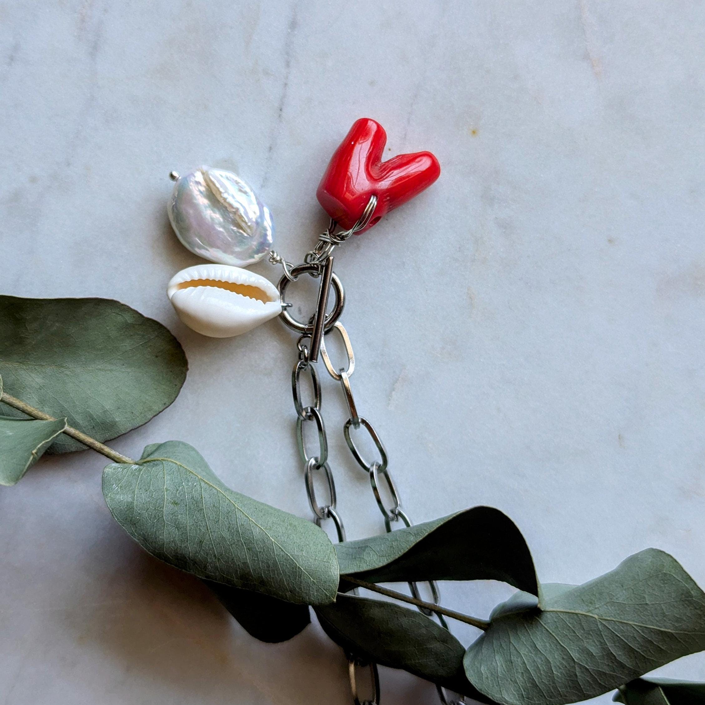 Maritime Halskette mit echter Koralle, Kauri Muschel und Barockperle