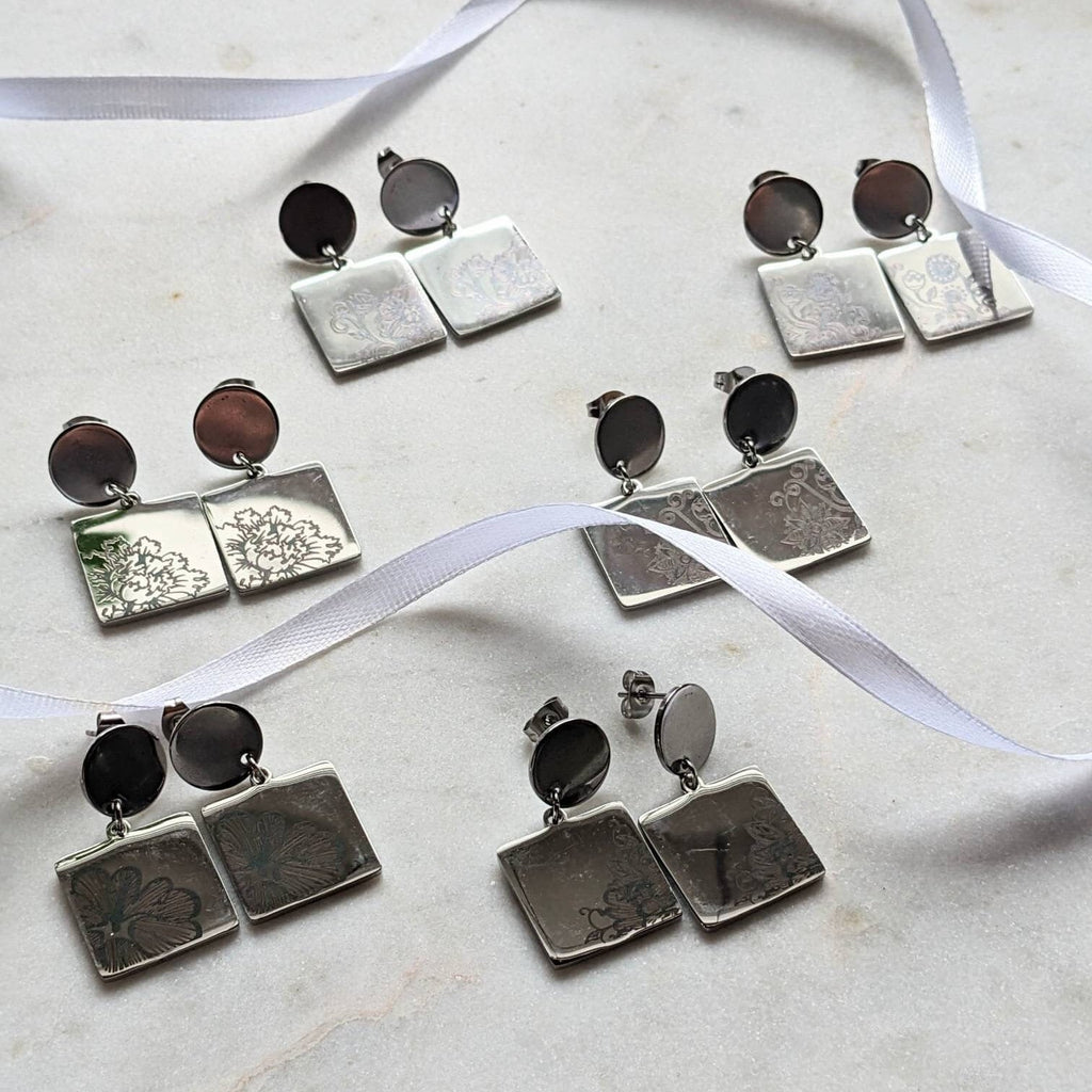 Ohrstecker "Floral Charms" – Edelstahl mit Blumenmuster