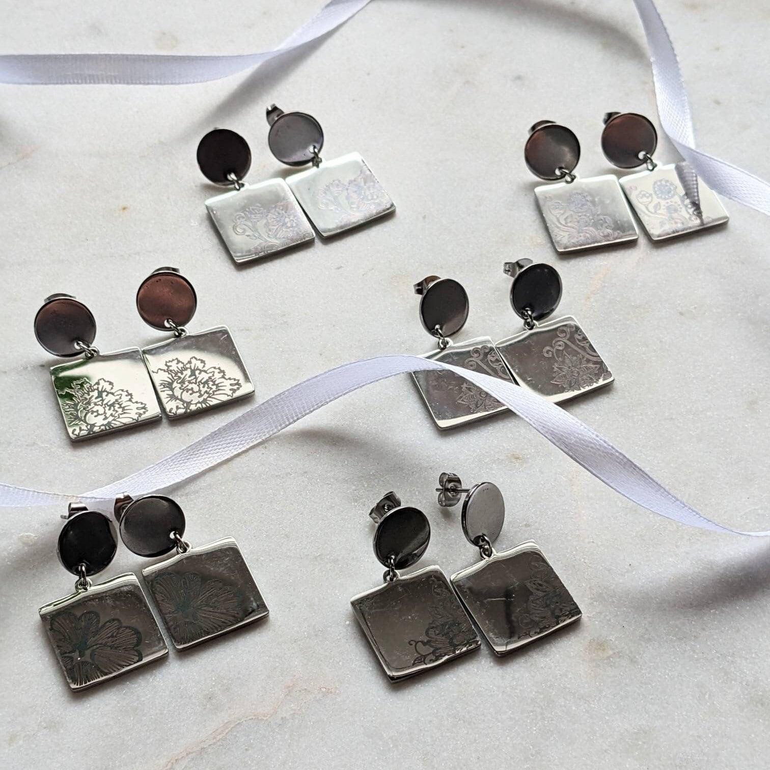 Ohrstecker "Floral Charms" – Edelstahl mit Blumenmuster