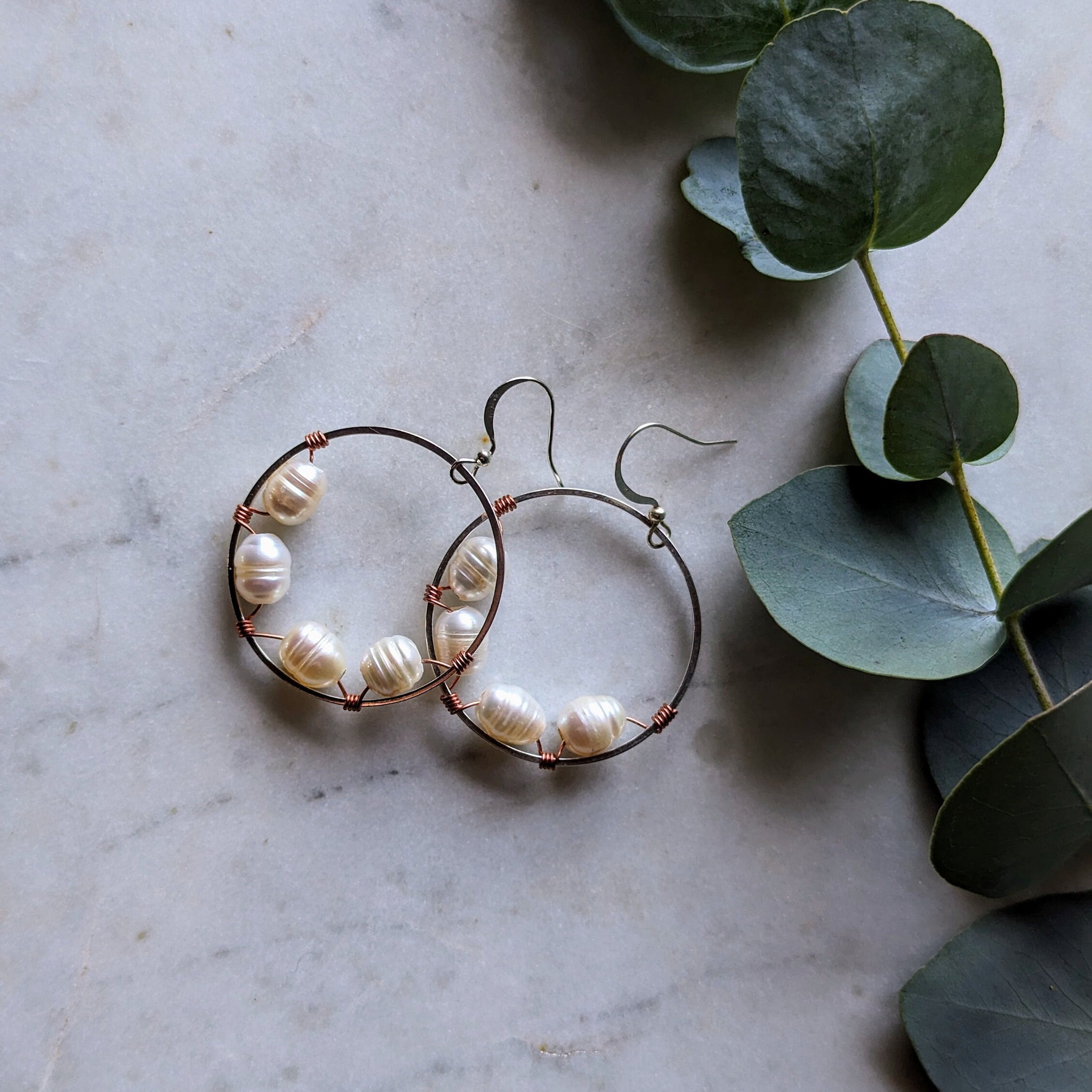 Ohrhänger "Bi-Metal Pearl Hoops" – Süßwasserperlen & Roségold Kupferdraht