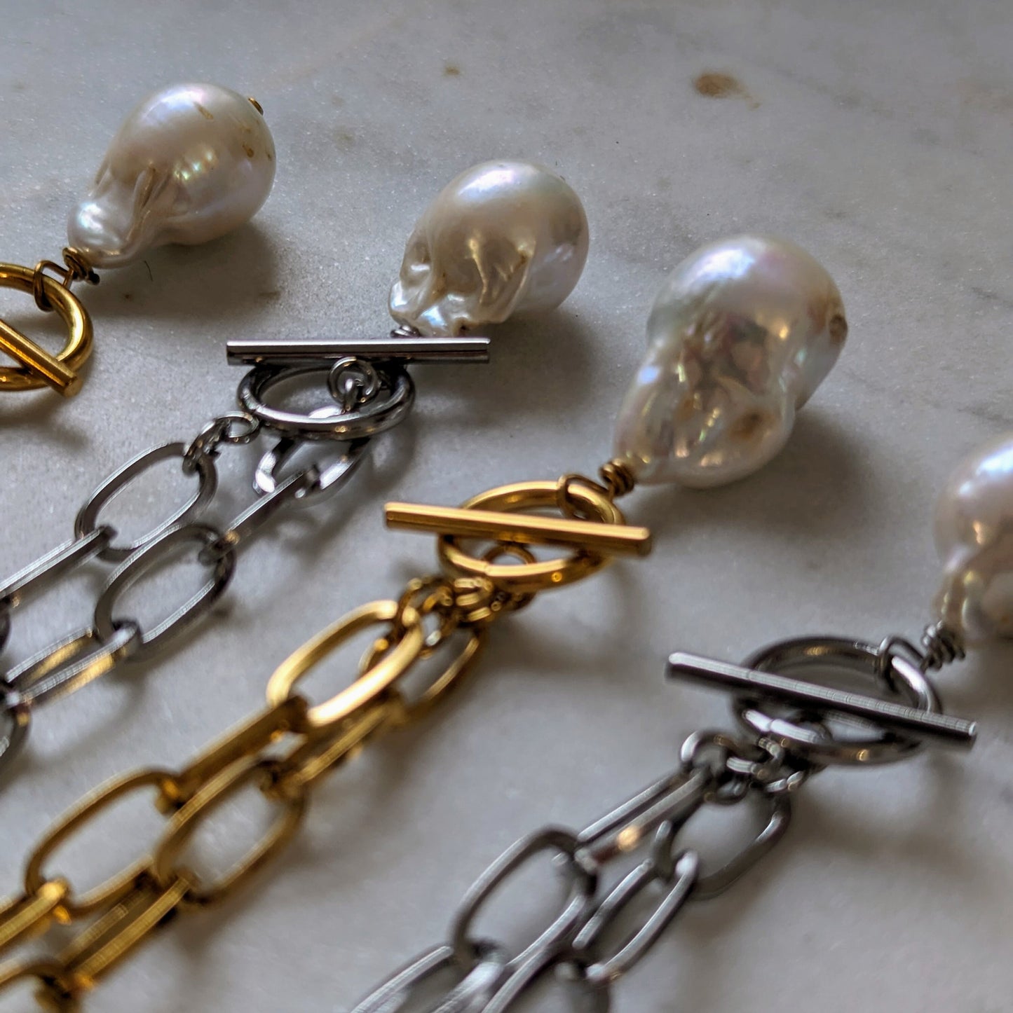 Anchor chain with toggle clasp and baroque pearl