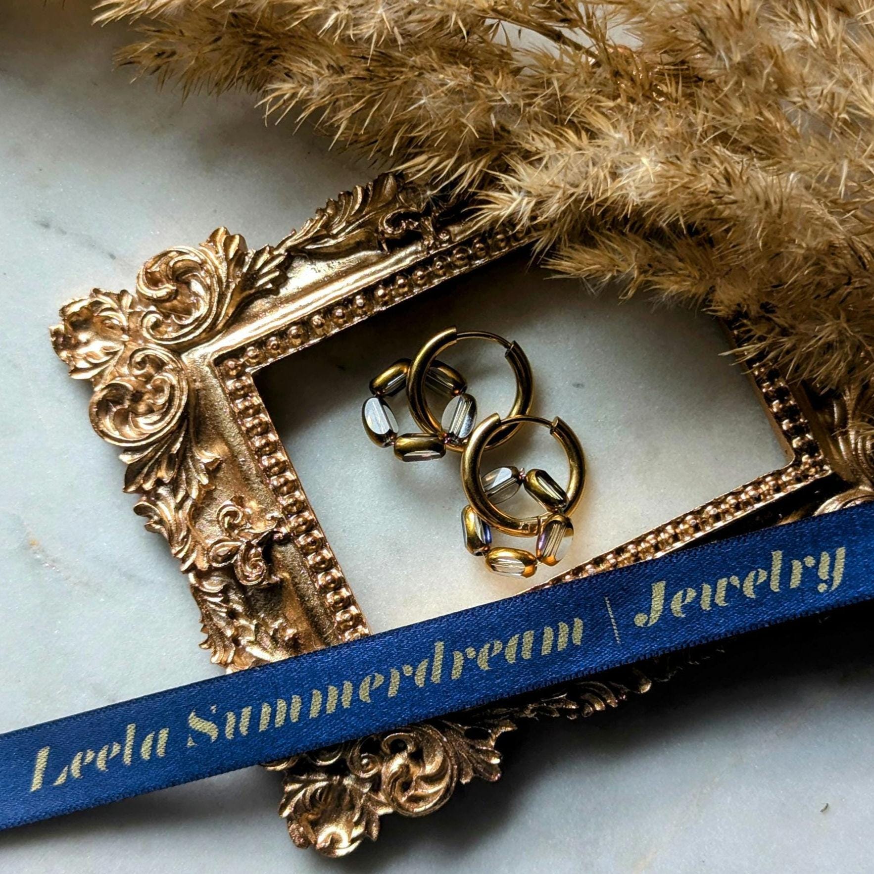 Boucles d'oreilles créoles en acier inoxydable doré avec boucle en perles de verre taillées avec bordure dorée