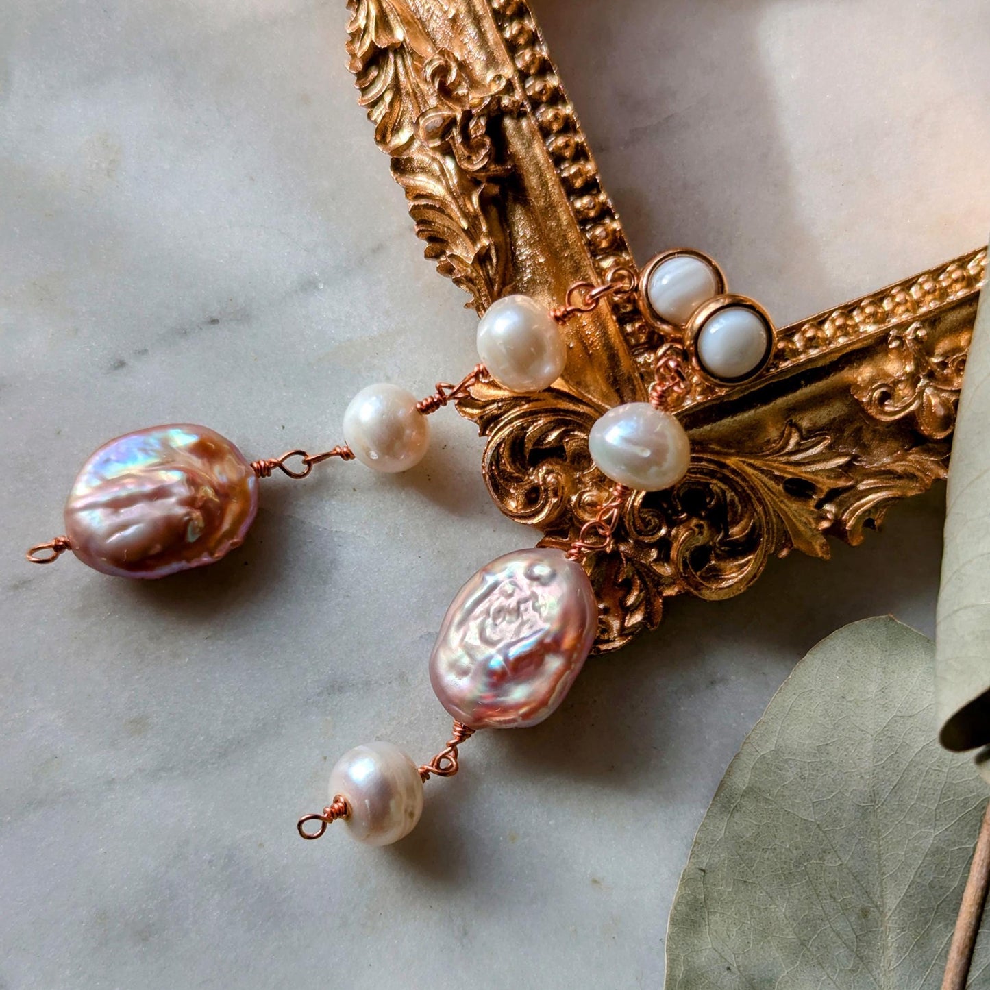 Boucles d'oreilles asymétriques avec diverses perles d'eau douce et nacre