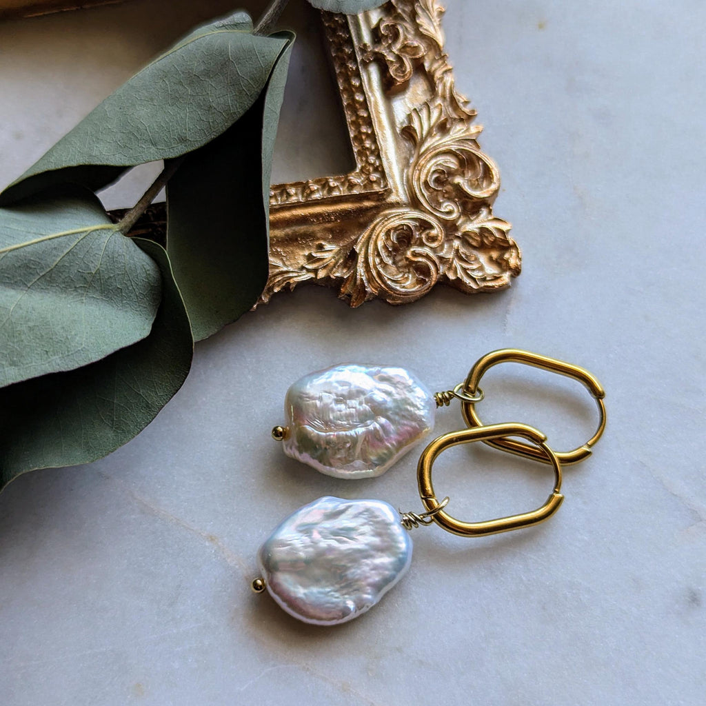 Creolen "Baroque Grandeur" – Edelstahl mit Großen Barockperlen