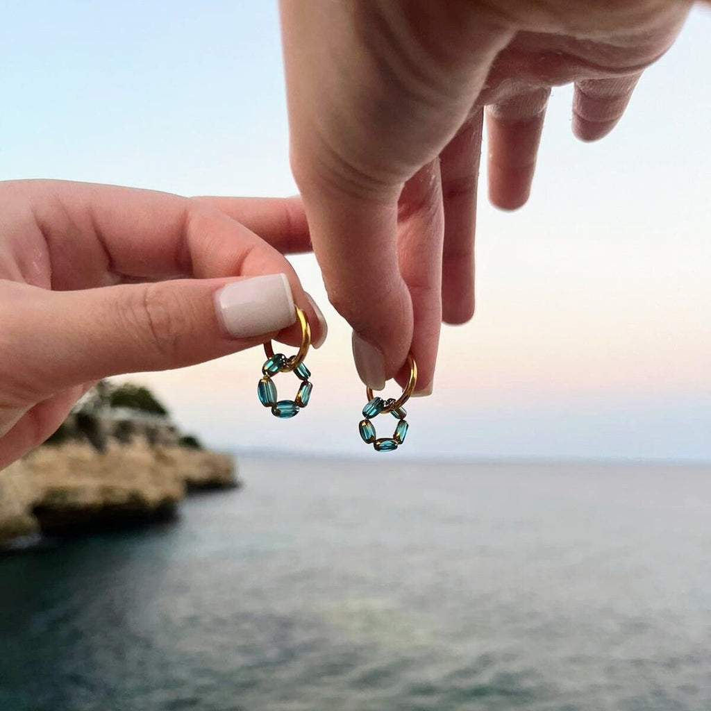 Boucles d'oreilles créoles en acier inoxydable doré avec boucle en perles de verre taillées avec bordure dorée