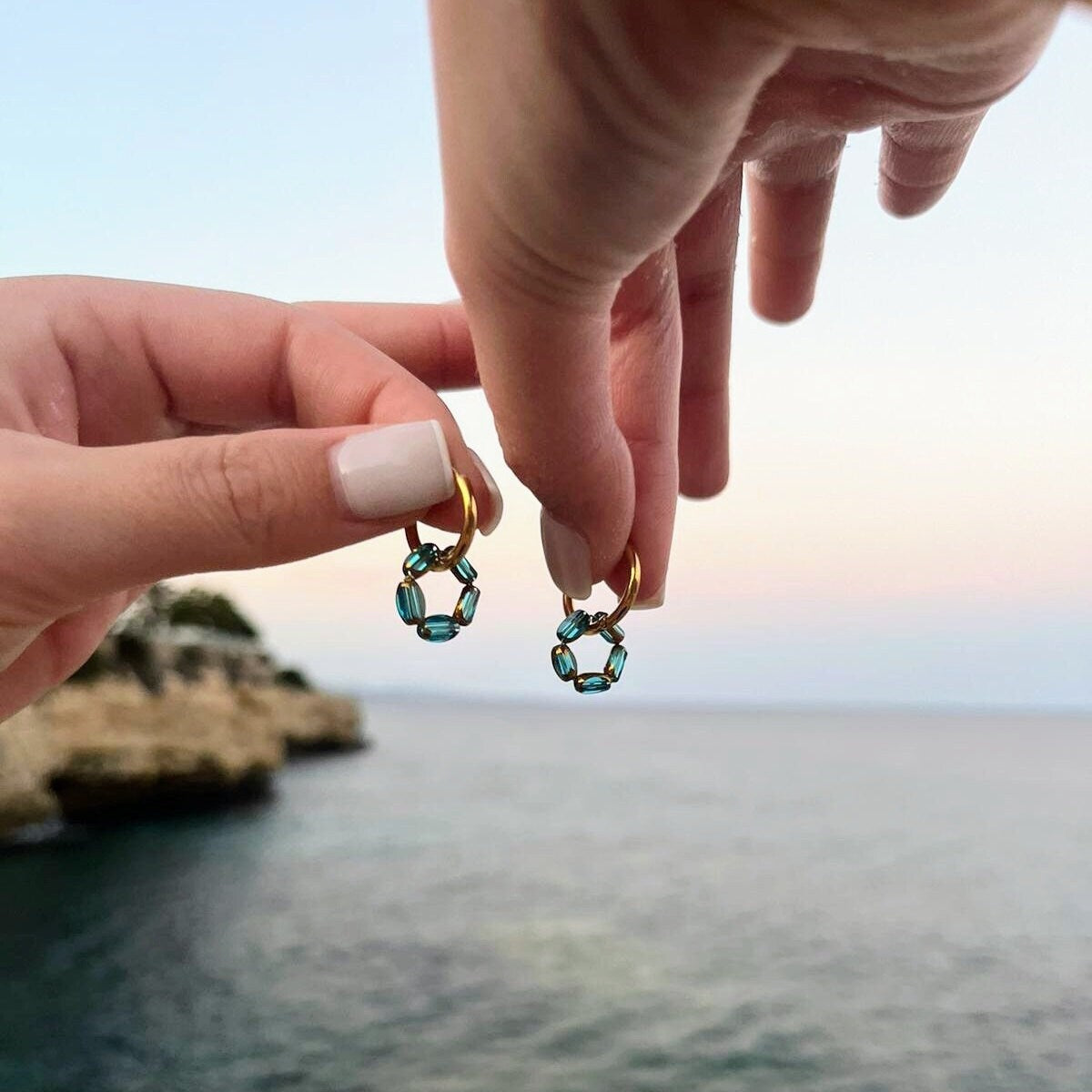 Boucles d'oreilles créoles en acier inoxydable doré avec boucle en perles de verre taillées avec bordure dorée