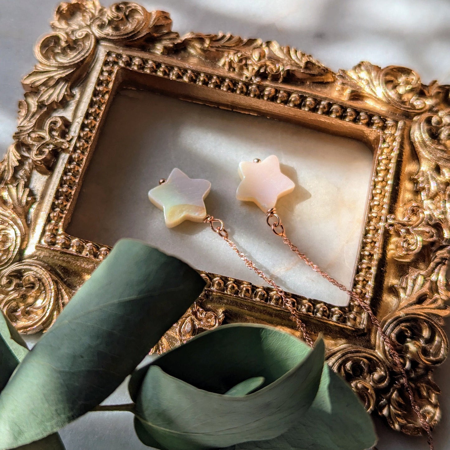 Rose gold thread earrings with mother-of-pearl stars