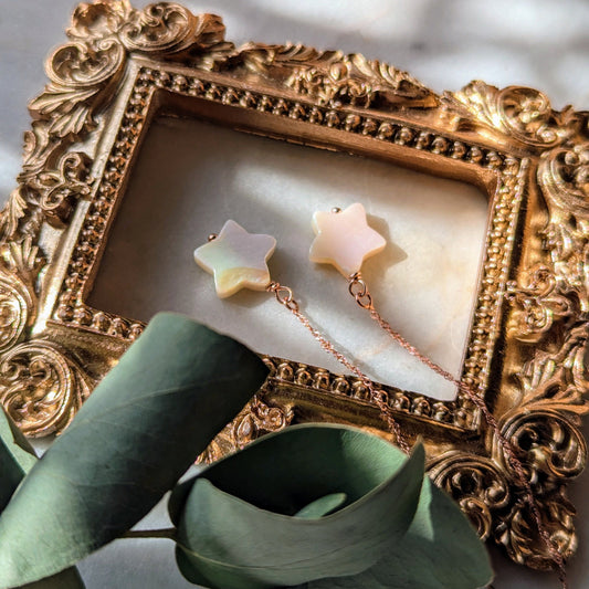 Boucles d'oreilles en fil d'or rose avec étoiles en nacre
