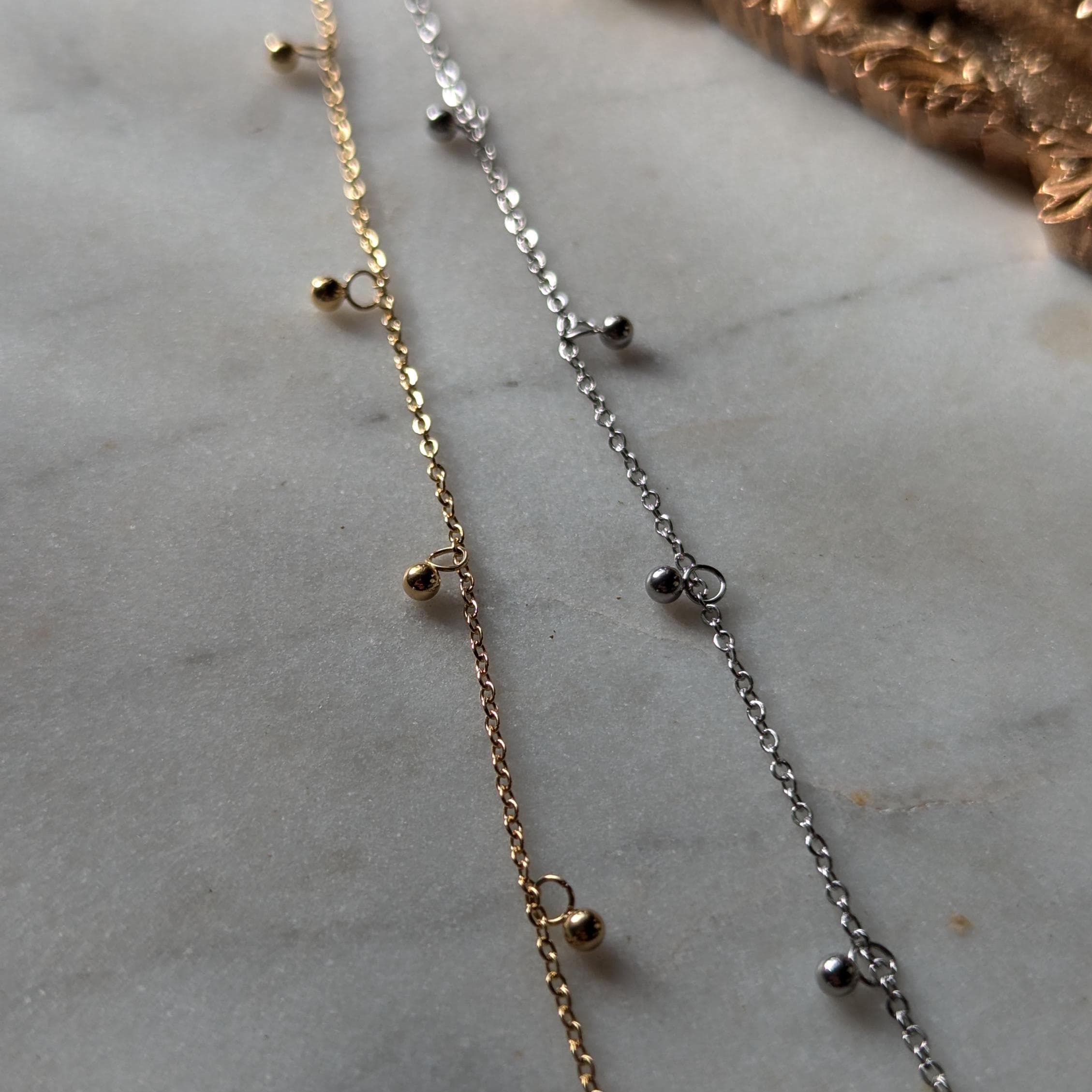 Zartes Edelstahl-Fußkettchen mit kugelförmigen Anhängern – Vielseitiger Akzent für warme Tage