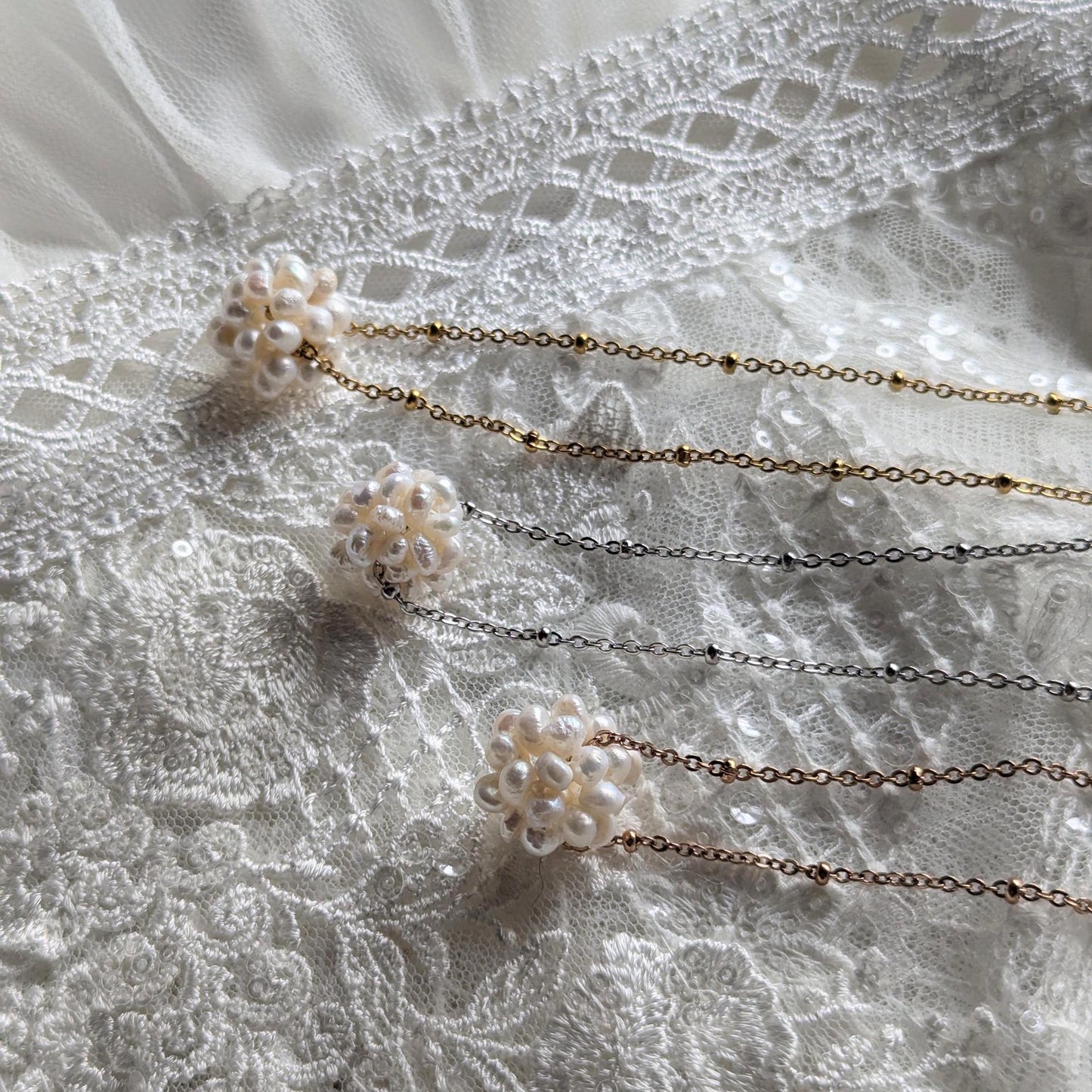 Collier boule de neige en perles d'eau douce