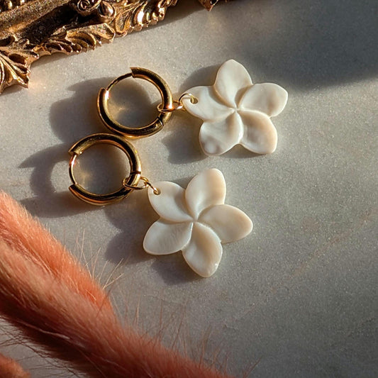 Hoop earrings "Hawaii" with white mother-of-pearl flower