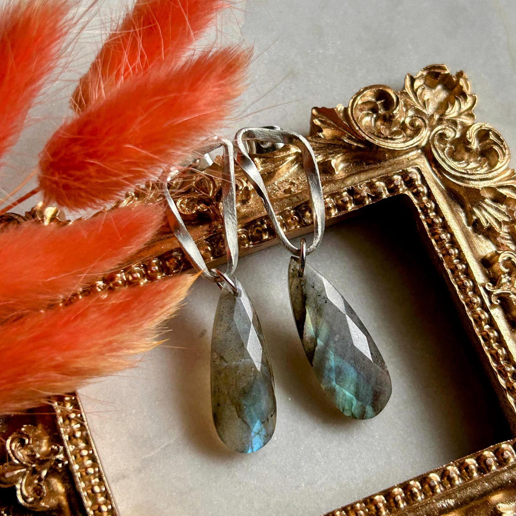 Ohrstecker "Möbius Echo" – Handgeschmiedet Silber & Blauer Labradorit (Einzelstück)