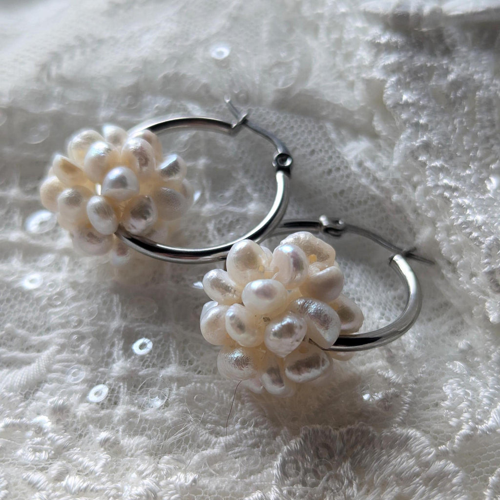 Schneeball Creolen - Edelstahl Creolen mit Ball aus Süßwasserperlen