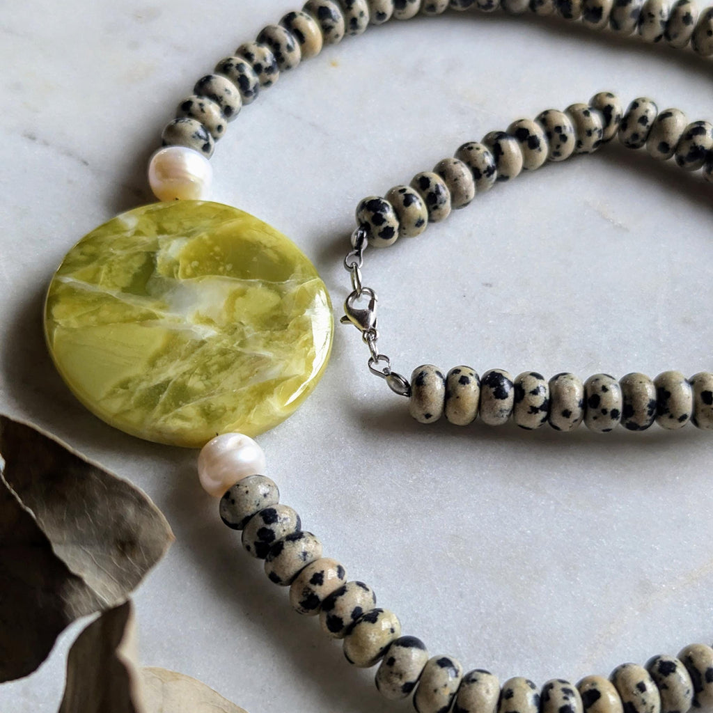 Handgemachte Halskette aus dalmatiner Jaspis und Serpentin
