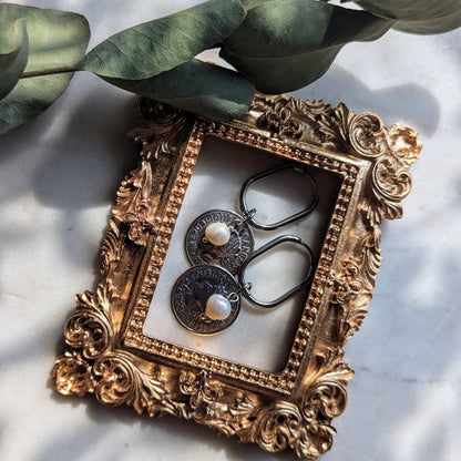 Boucles d'oreilles créoles ovales avec pièce de monnaie antique et perle d'eau douce