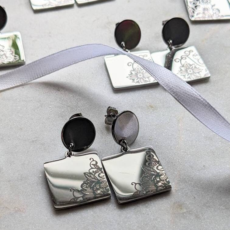 Ohrstecker "Floral Charms" – Edelstahl mit Blumenmuster