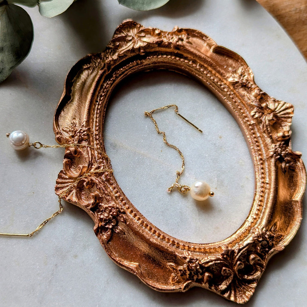 Fadenohrringe "Singapore Glow" – Goldene Messing-Kette & Süßwasserperlen