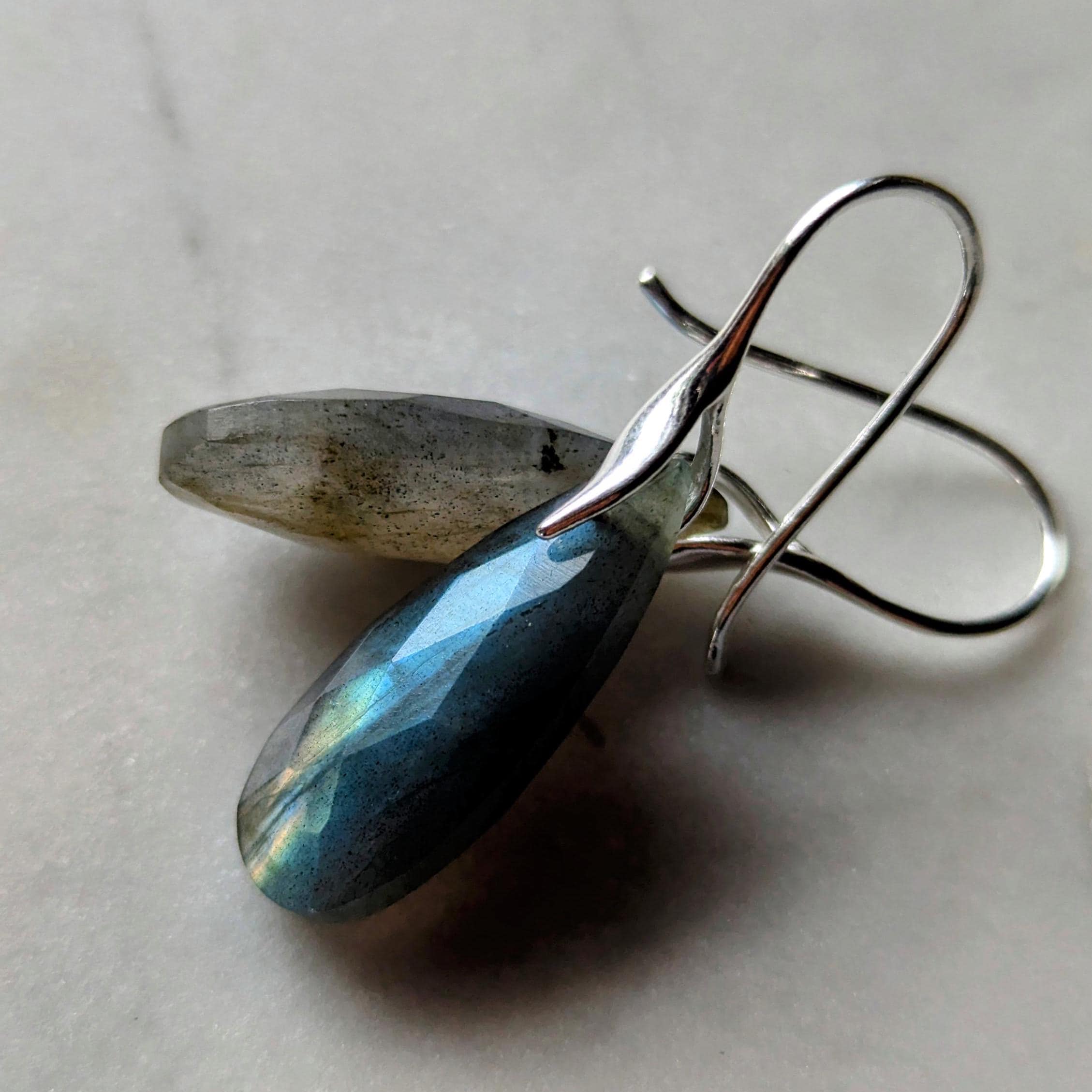 Ohrhänger aus grünblauem Labradorit mit Haken aus 925ger Silber