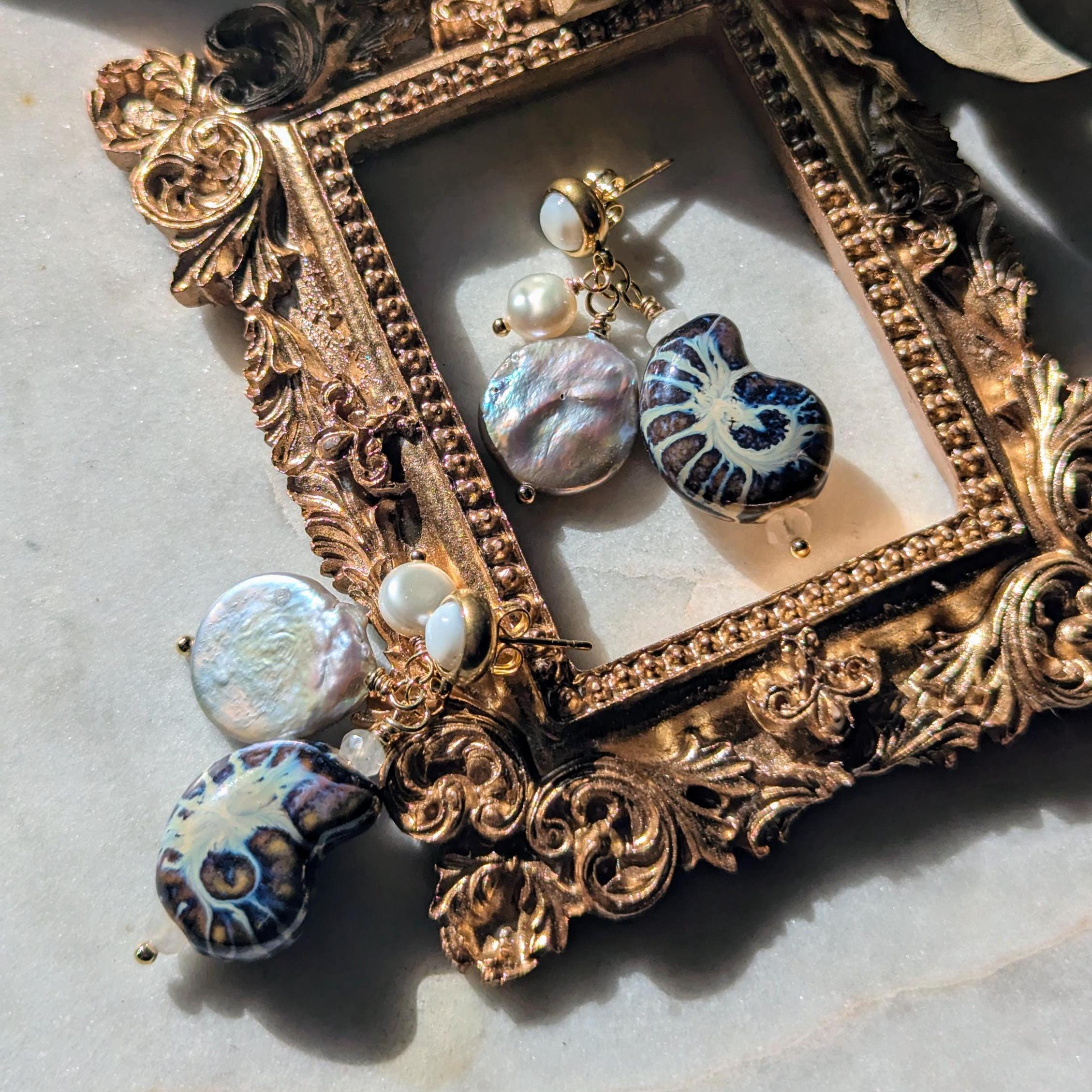 Ohrstecker "Ocean Treasure" – Perlmutt, Perlen & Keramik-Ammonit